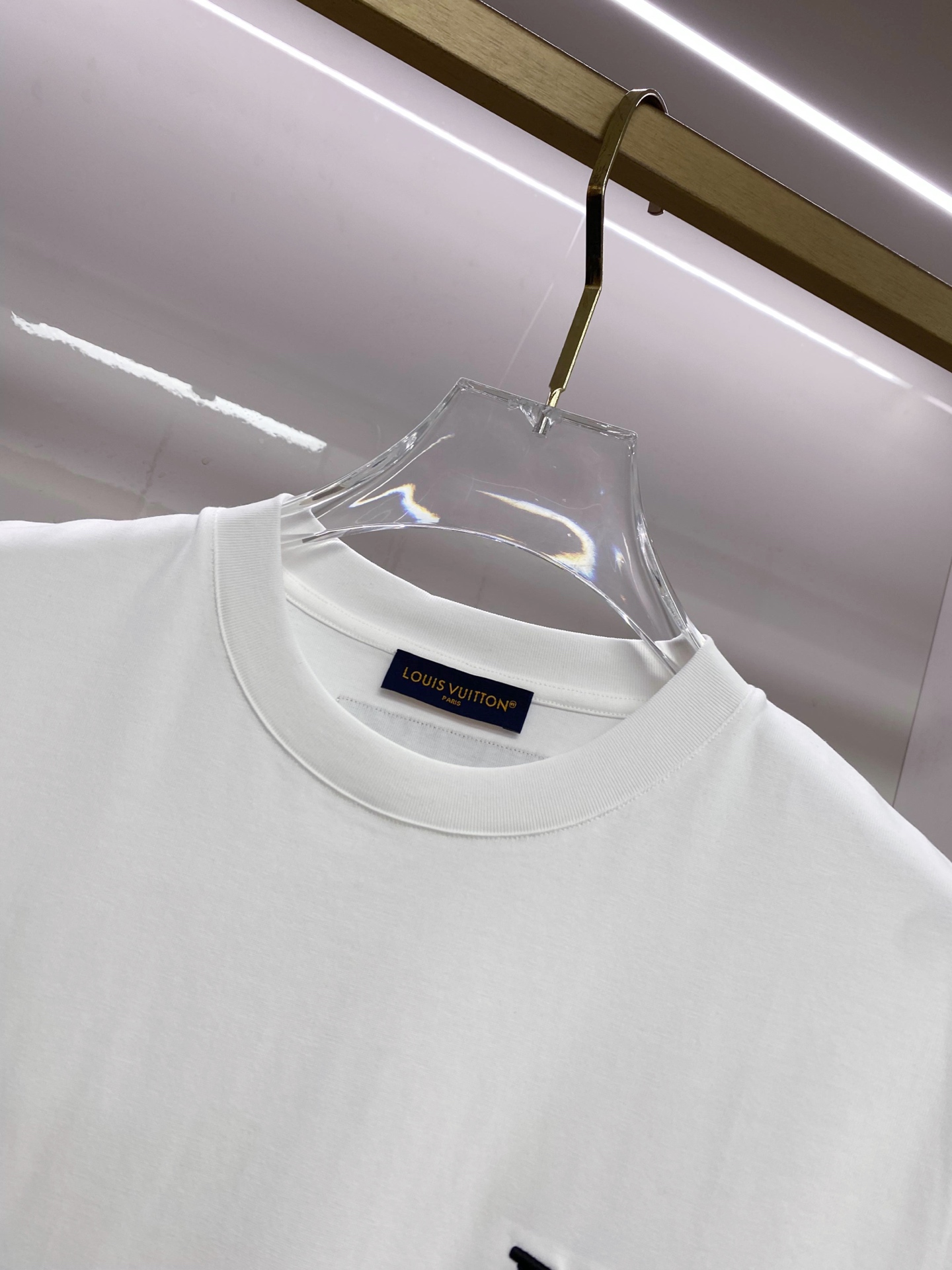 LV 2026ss 春夏新款首发专柜最新款短袖圆领T恤 高端订制 设计前卫时尚！品牌logo重工艺设计 