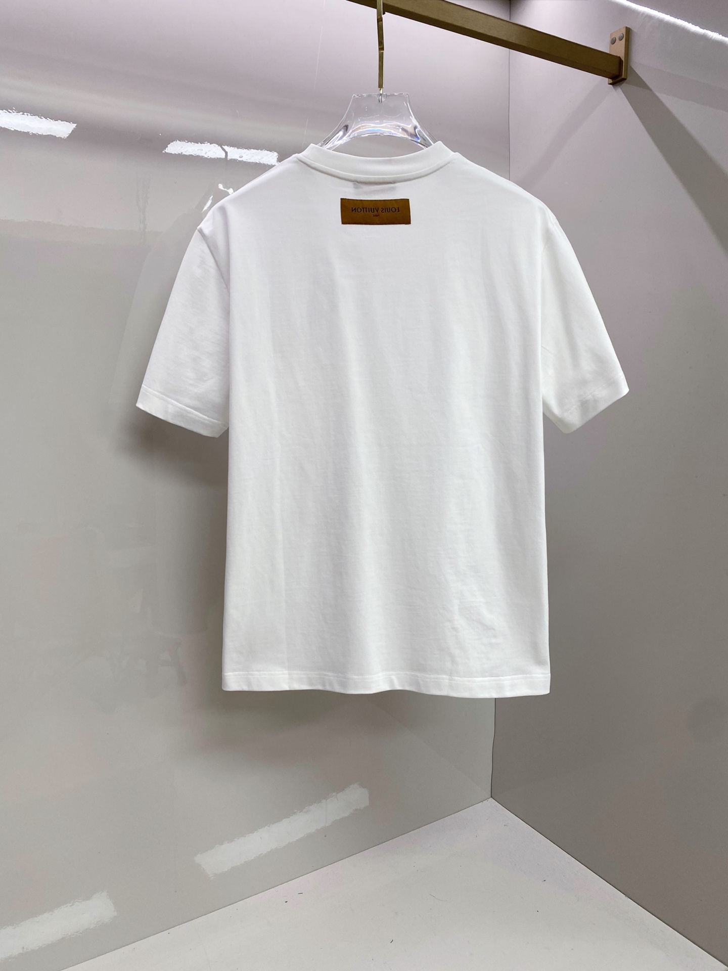 LV 2026ss 春夏新款首发专柜最新款短袖圆领T恤 高端订制 设计前卫时尚！品牌logo重工艺设计 