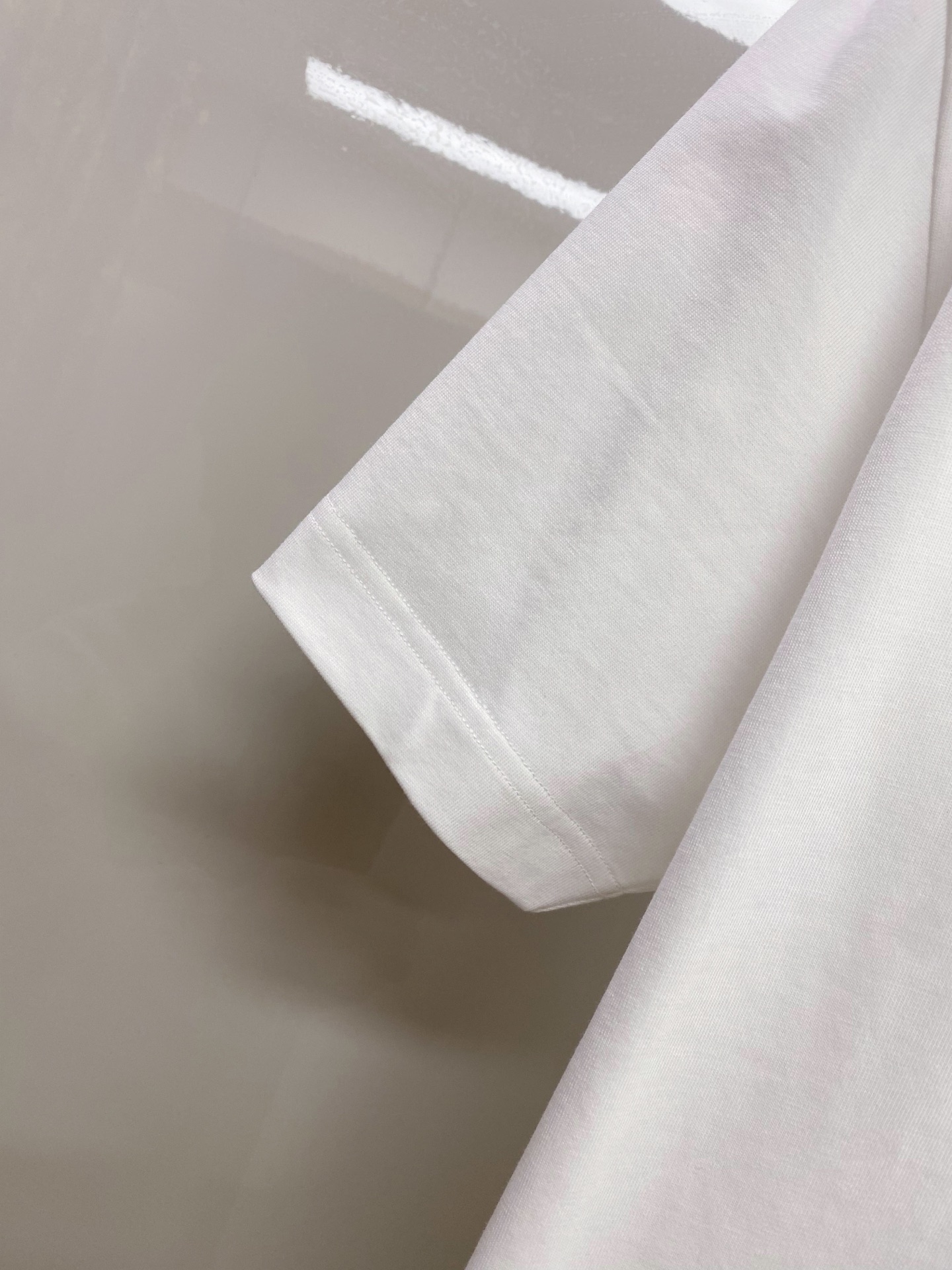 LV 2026ss 春夏新款首发专柜最新款短袖圆领T恤 高端订制 设计前卫时尚！品牌logo重工艺设计 