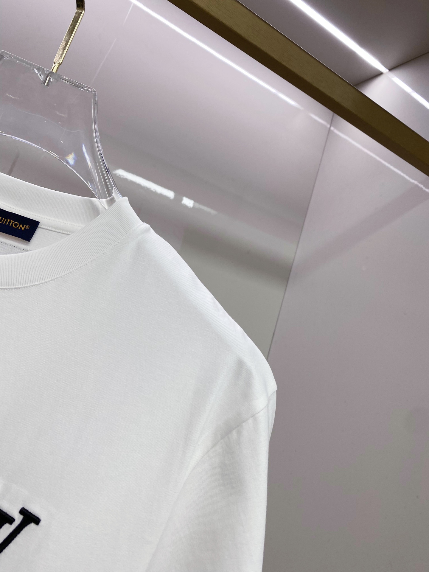 LV 2026ss 春夏新款首发专柜最新款短袖圆领T恤 高端订制 设计前卫时尚！品牌logo重工艺设计 