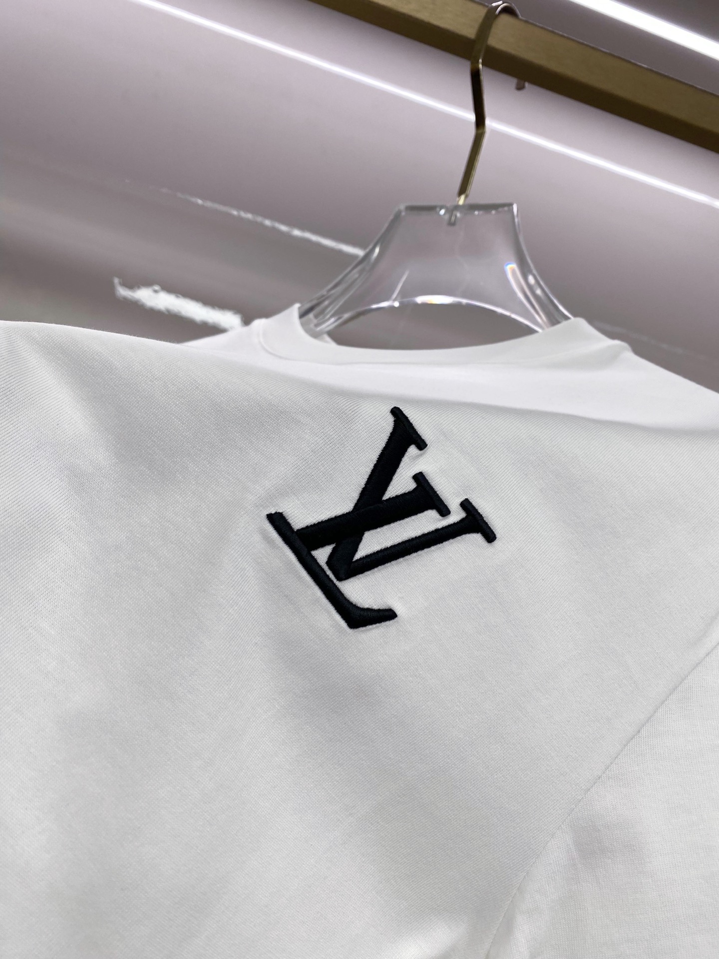 LV 2026ss 春夏新款首发专柜最新款短袖圆领T恤 高端订制 设计前卫时尚！品牌logo重工艺设计 