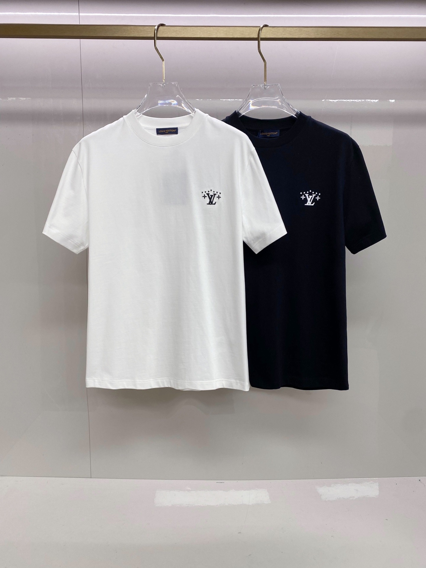 LV 2026ss 春夏新款首发专柜最新款短袖圆领T恤 高端订制 设计前卫时尚！品牌logo重工艺设计 