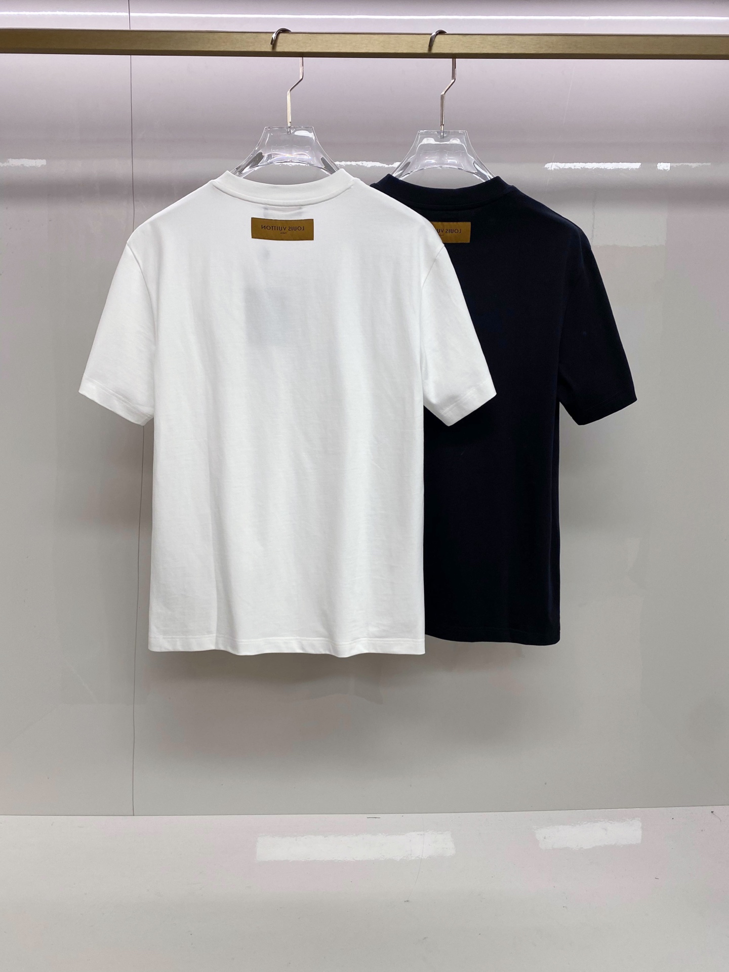 LV 2026ss 春夏新款首发专柜最新款短袖圆领T恤 高端订制 设计前卫时尚！品牌logo重工艺设计 