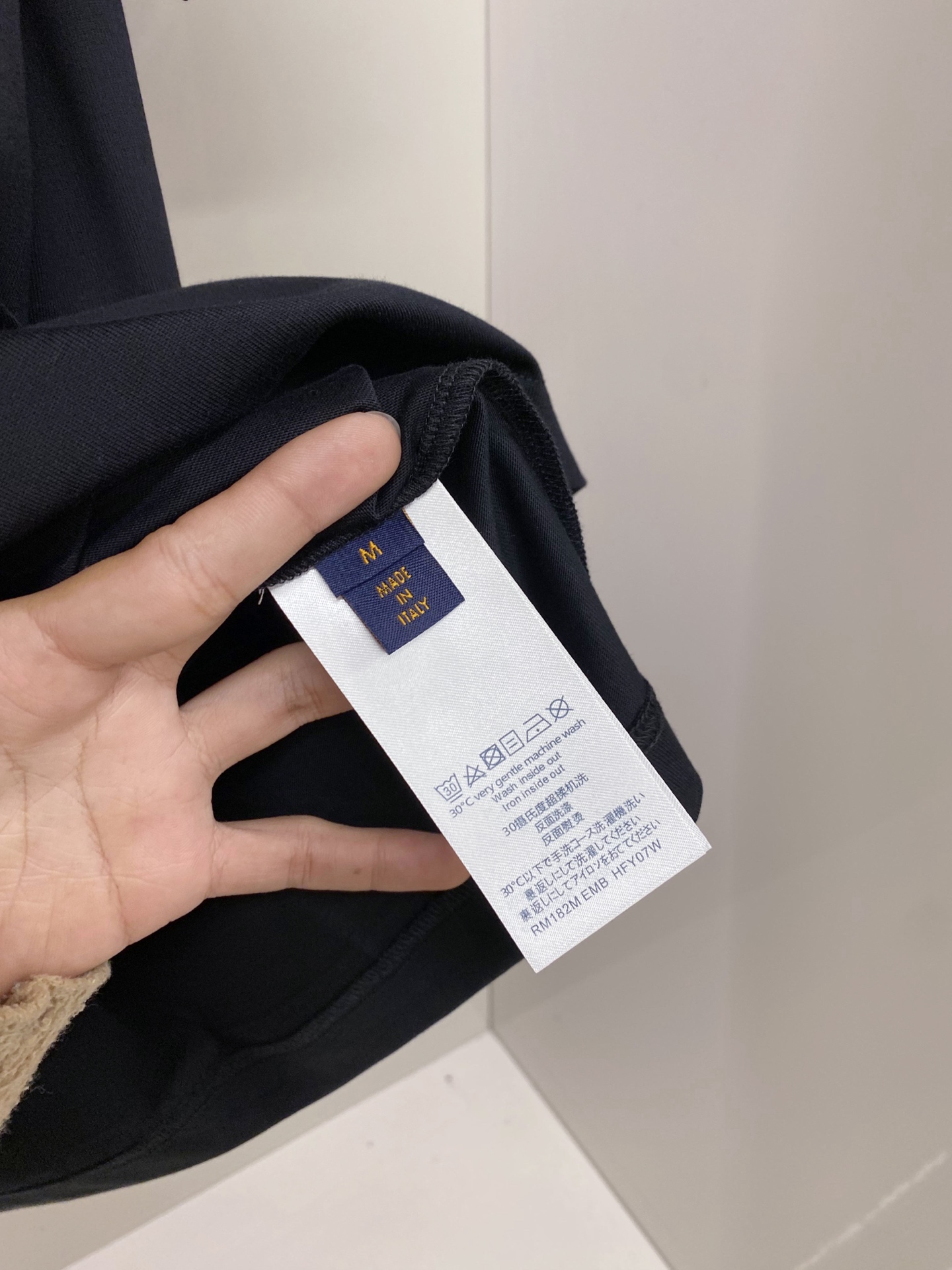 LV 2026ss 春夏新款首发专柜最新款短袖圆领T恤 高端订制 设计前卫时尚！品牌logo重工艺设计 