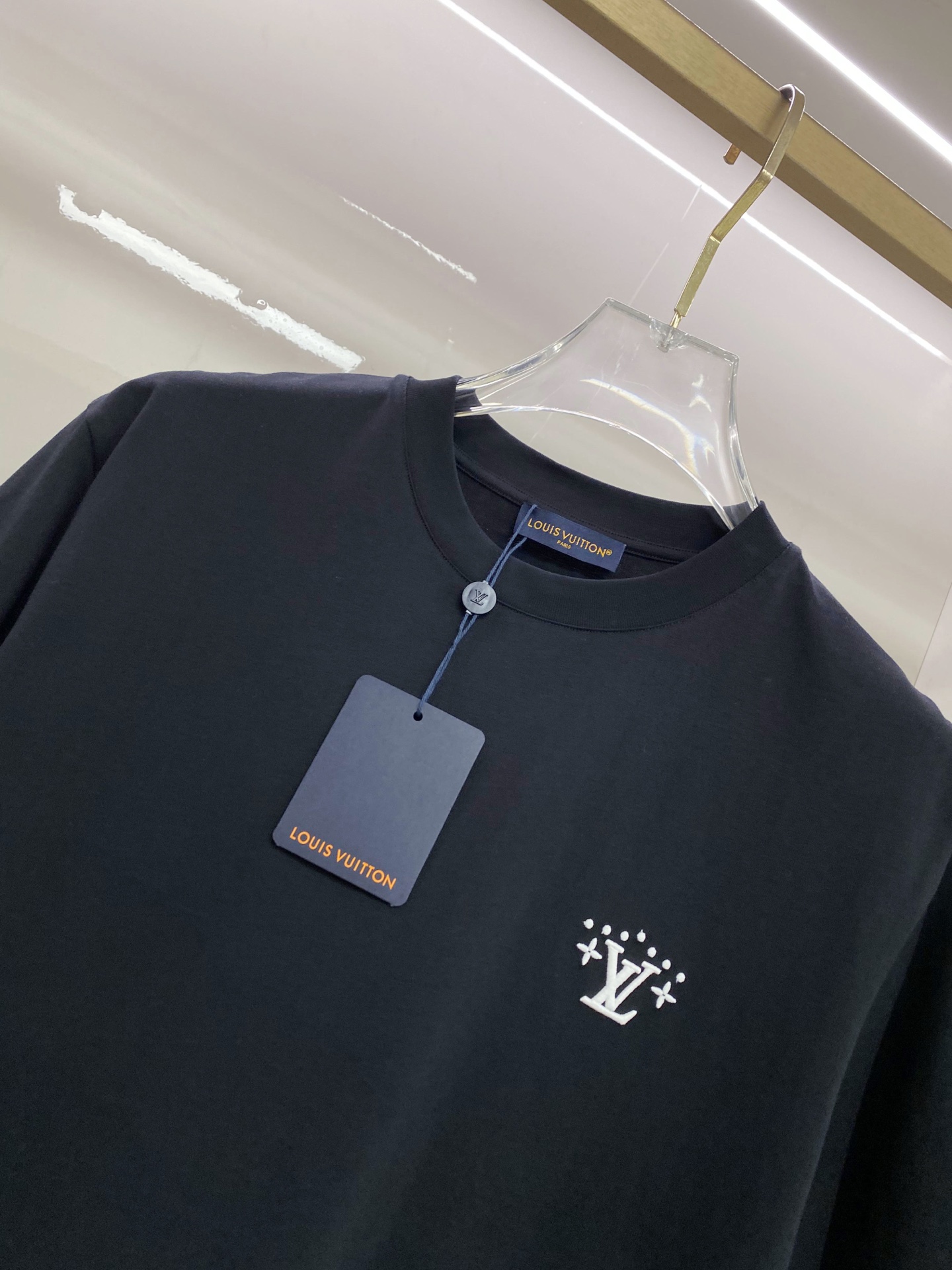 LV 2026ss 春夏新款首发专柜最新款短袖圆领T恤 高端订制 设计前卫时尚！品牌logo重工艺设计 