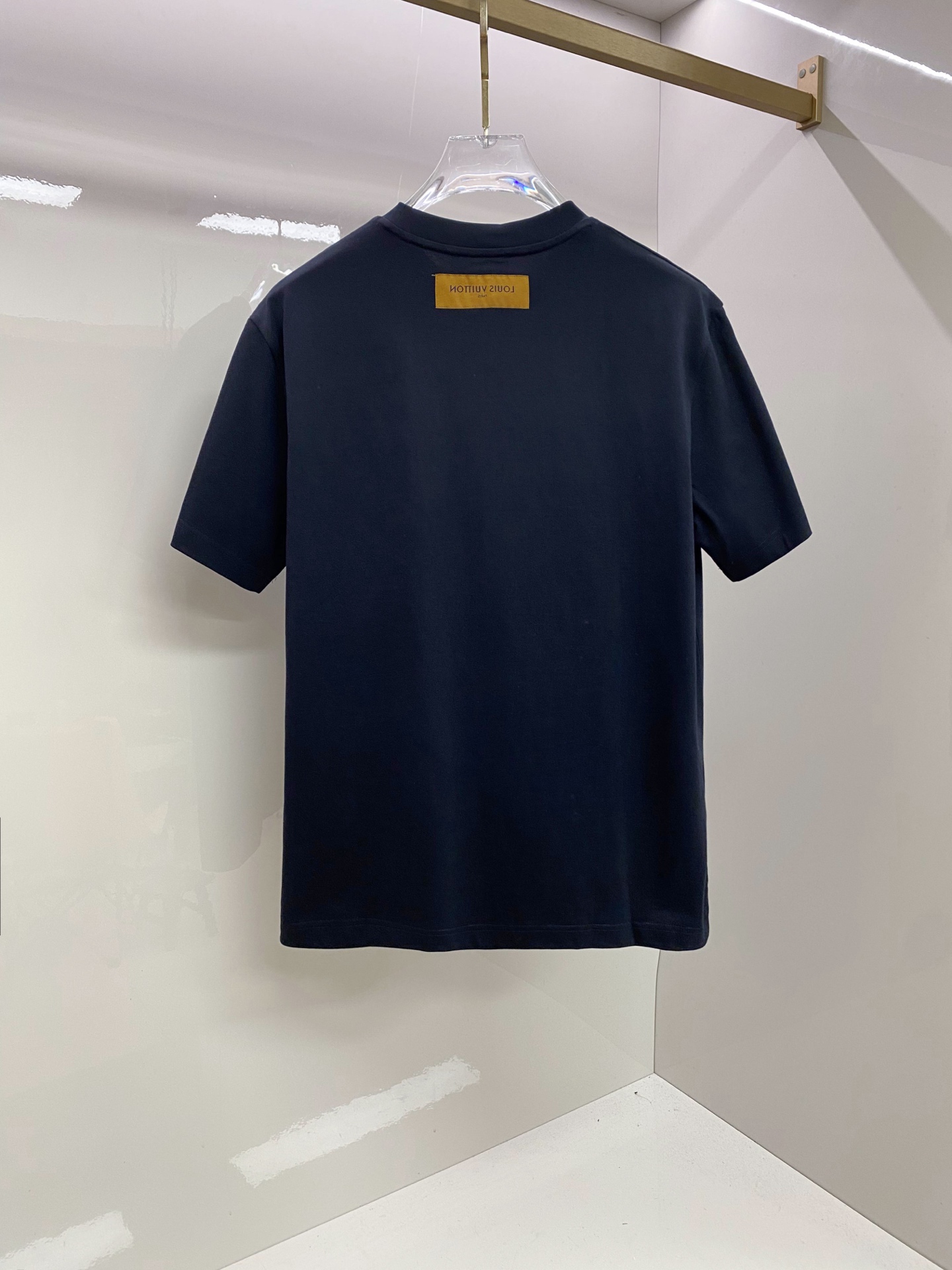 LV 2026ss 春夏新款首发专柜最新款短袖圆领T恤 高端订制 设计前卫时尚！品牌logo重工艺设计 