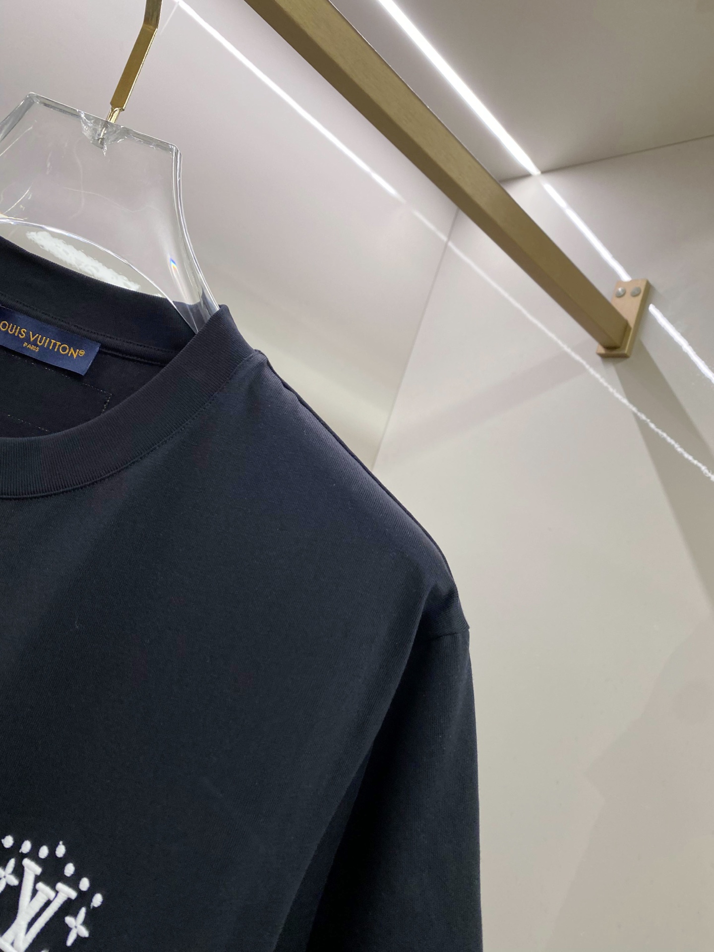 LV 2026ss 春夏新款首发专柜最新款短袖圆领T恤 高端订制 设计前卫时尚！品牌logo重工艺设计 