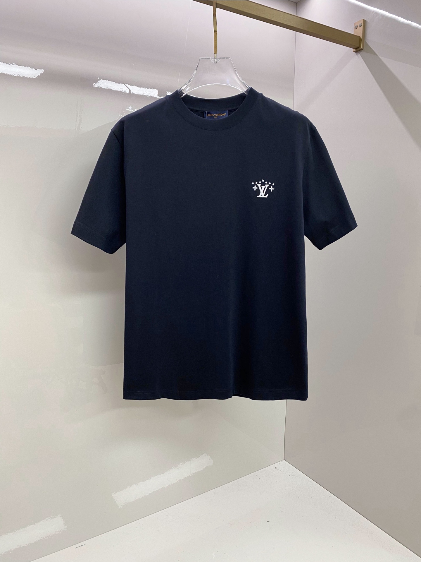 LV 2026ss 春夏新款首发专柜最新款短袖圆领T恤 高端订制 设计前卫时尚！品牌logo重工艺设计 