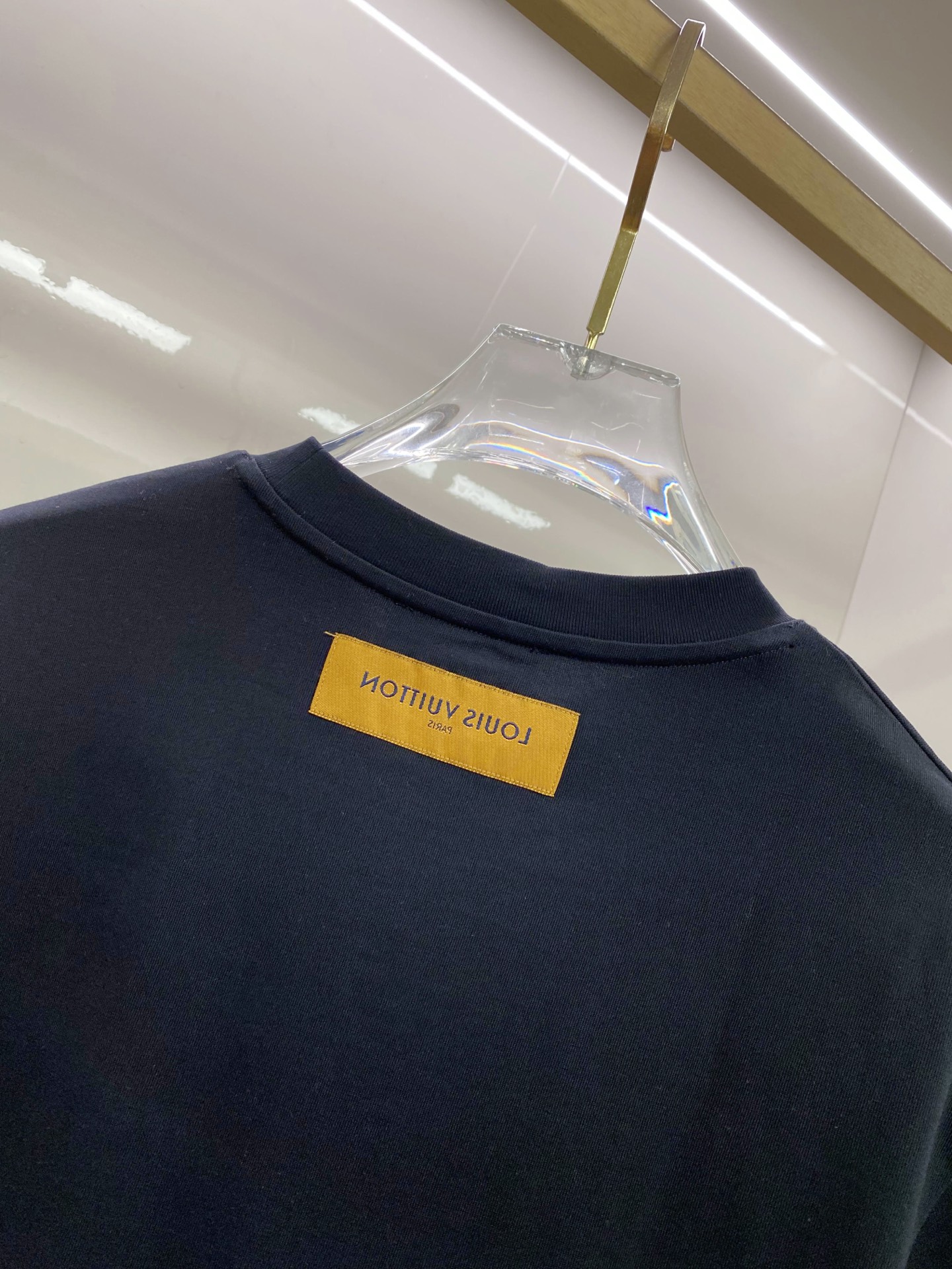 LV 2026ss 春夏新款首发专柜最新款短袖圆领T恤 高端订制 设计前卫时尚！品牌logo重工艺设计 