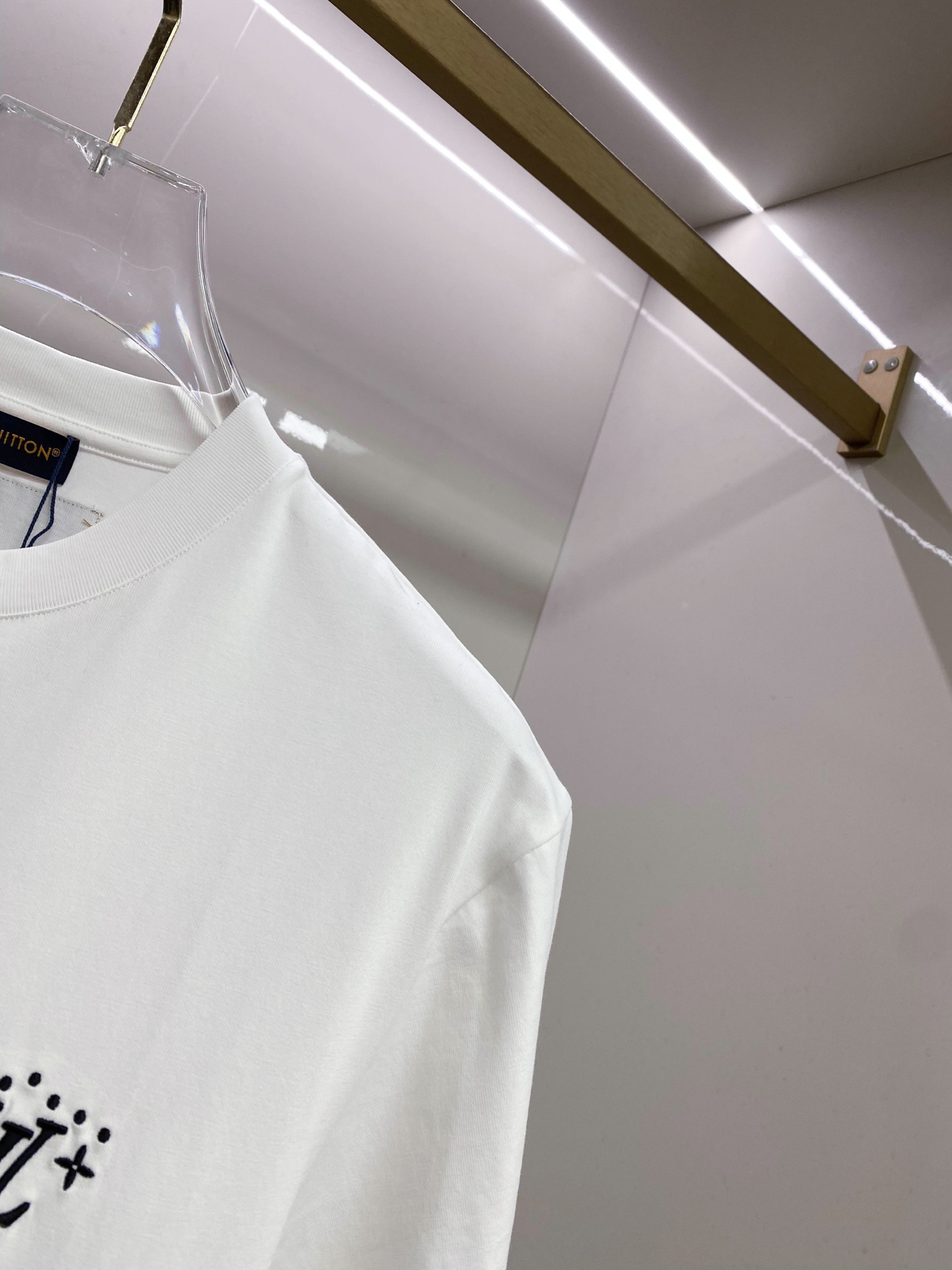 LV 2026ss 春夏新款首发专柜最新款短袖圆领T恤 高端订制 设计前卫时尚！品牌logo重工艺设计 