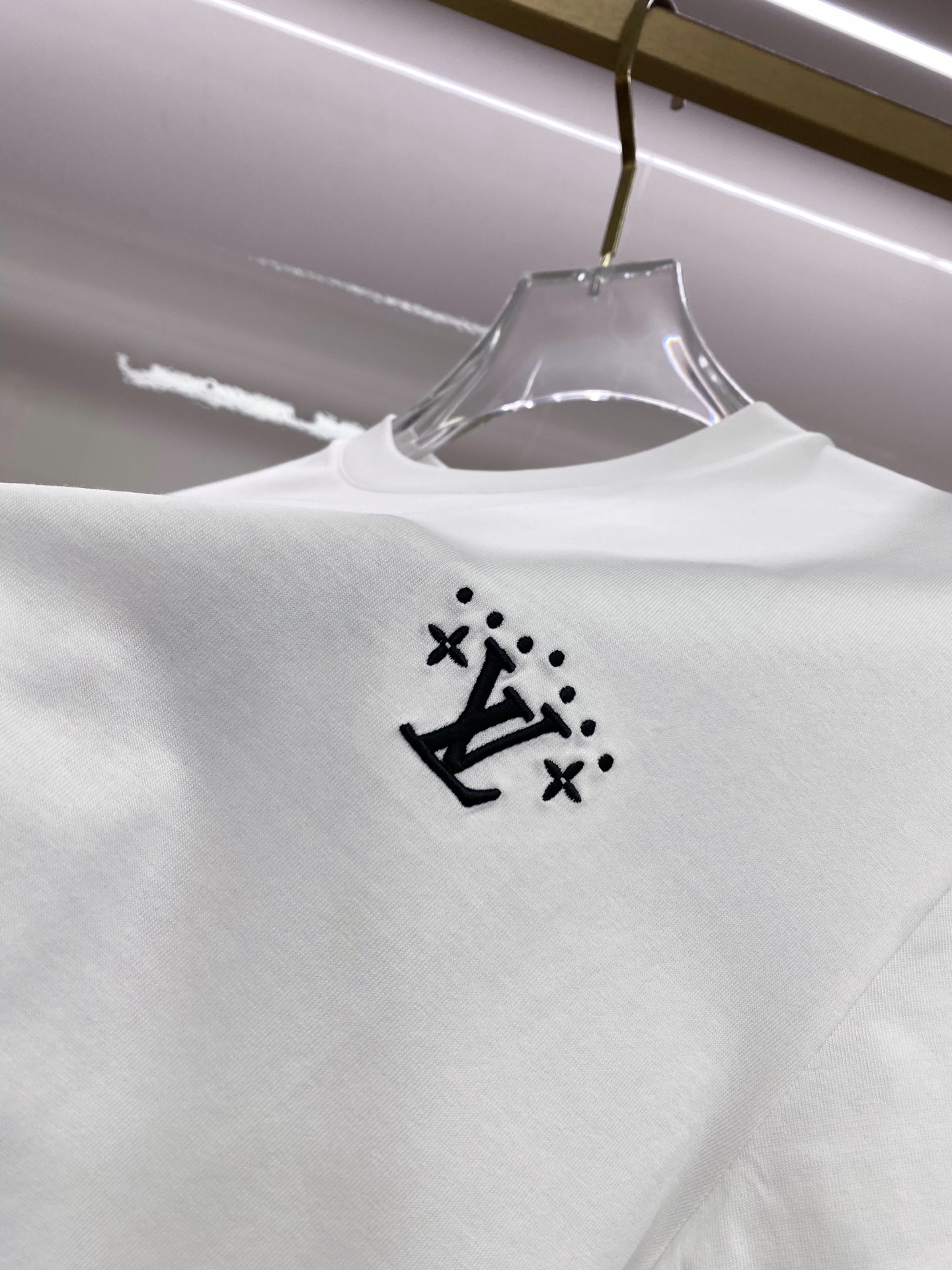 LV 2026ss 春夏新款首发专柜最新款短袖圆领T恤 高端订制 设计前卫时尚！品牌logo重工艺设计 