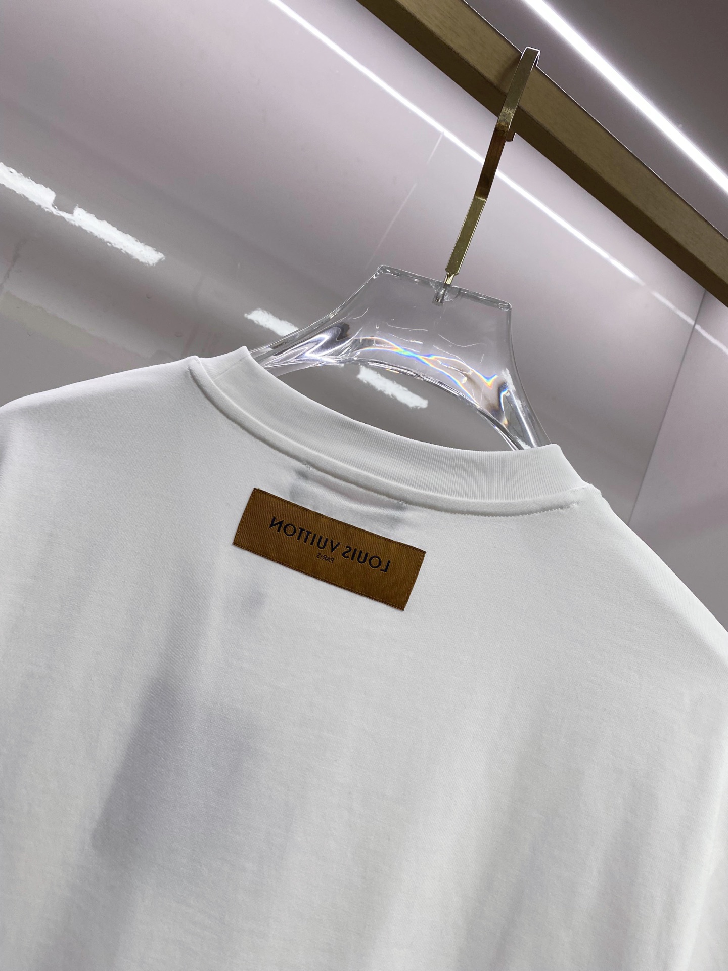 LV 2026ss 春夏新款首发专柜最新款短袖圆领T恤 高端订制 设计前卫时尚！品牌logo重工艺设计 