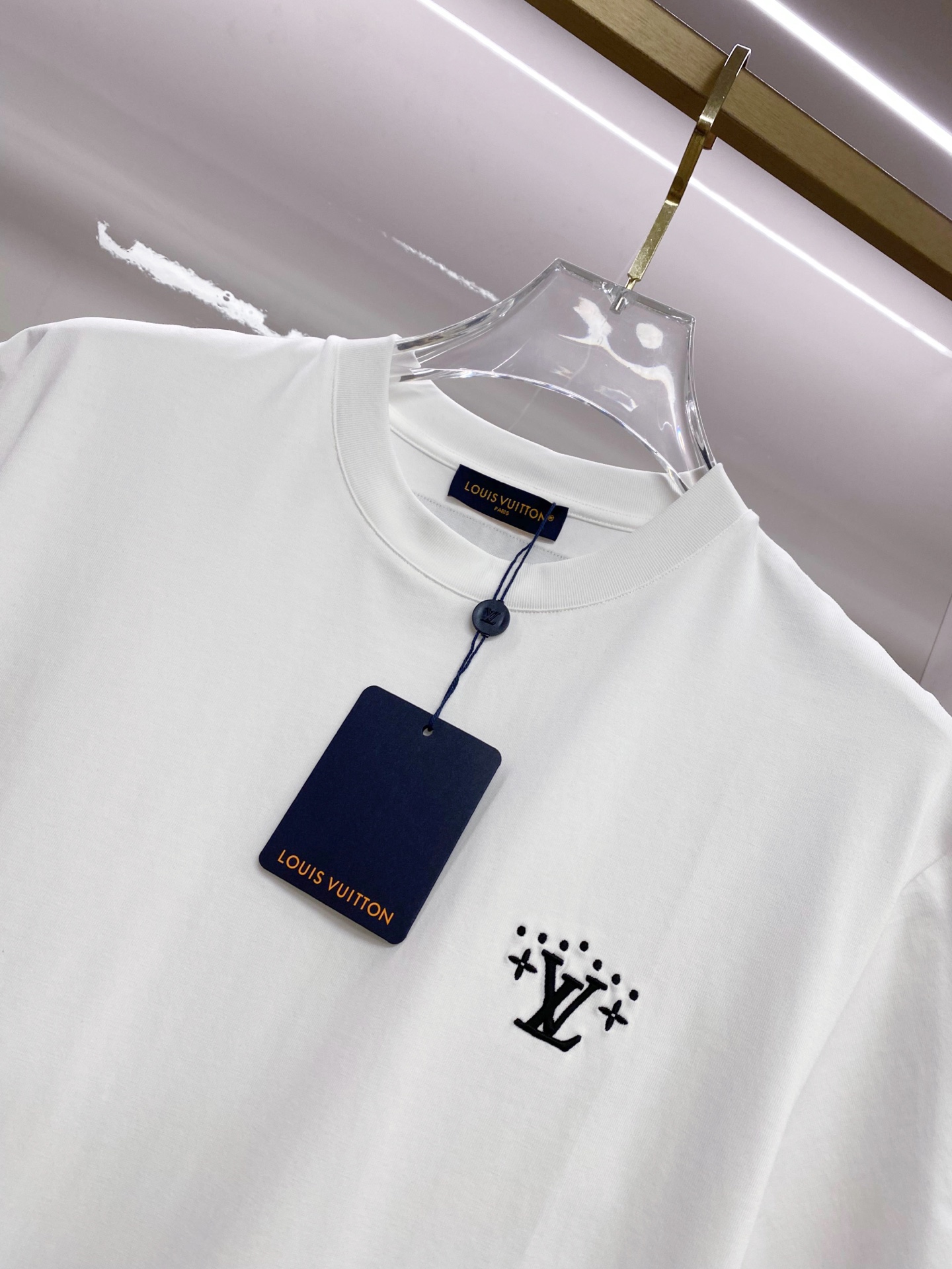 LV 2026ss 春夏新款首发专柜最新款短袖圆领T恤 高端订制 设计前卫时尚！品牌logo重工艺设计 