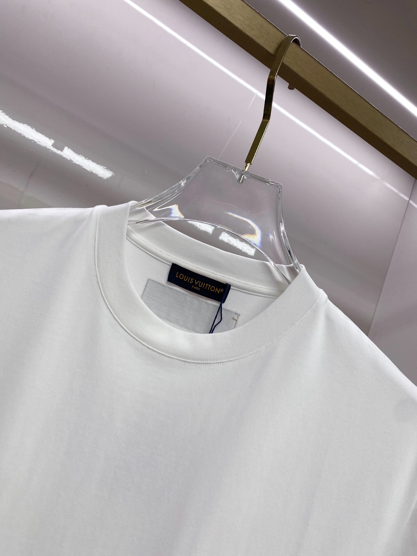 LV 2026ss 春夏新款首发专柜最新款短袖圆领T恤 高端订制 设计前卫时尚！品牌logo重工艺设计 