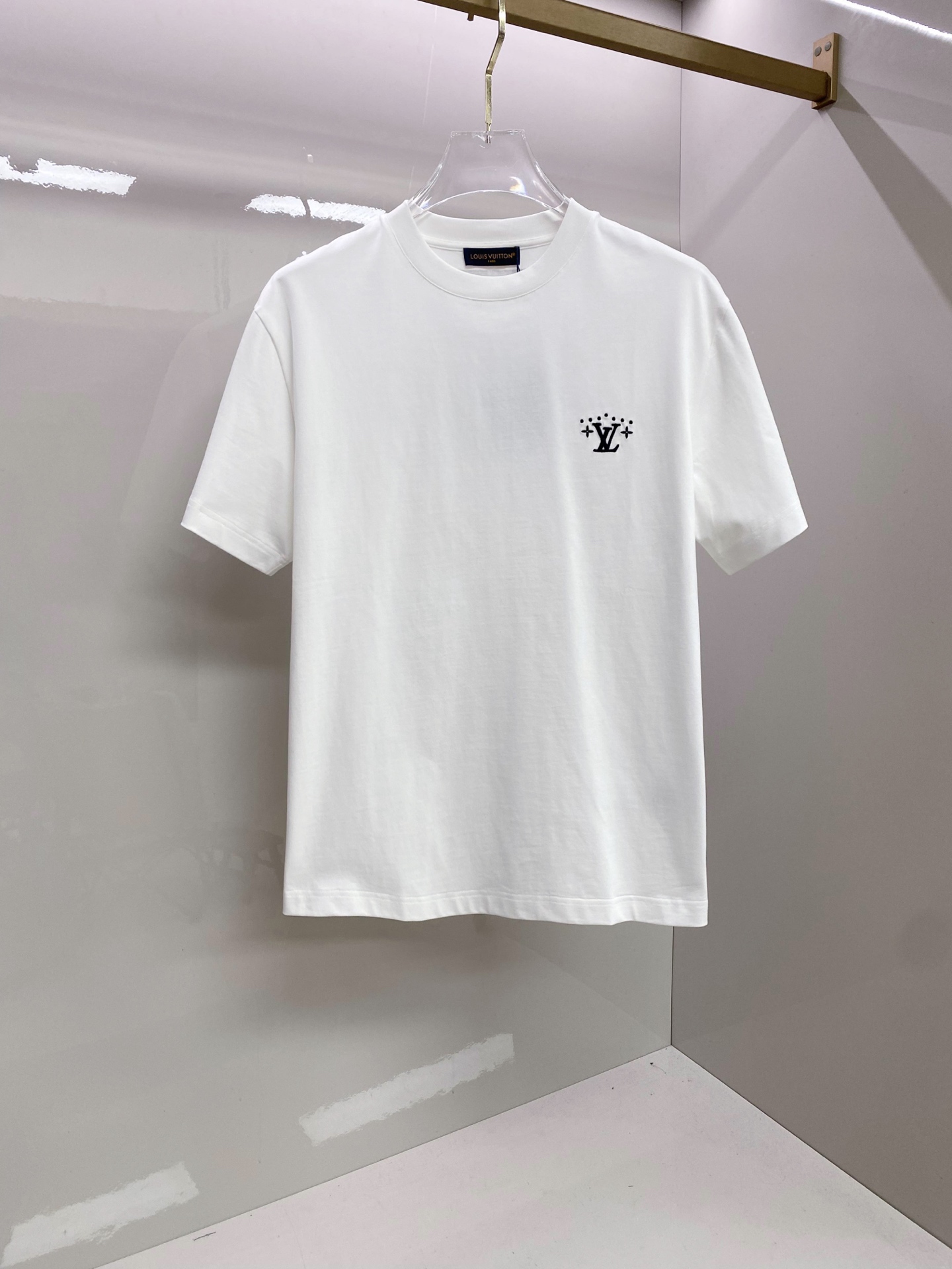 LV 2026ss 春夏新款首发专柜最新款短袖圆领T恤 高端订制 设计前卫时尚！品牌logo重工艺设计 