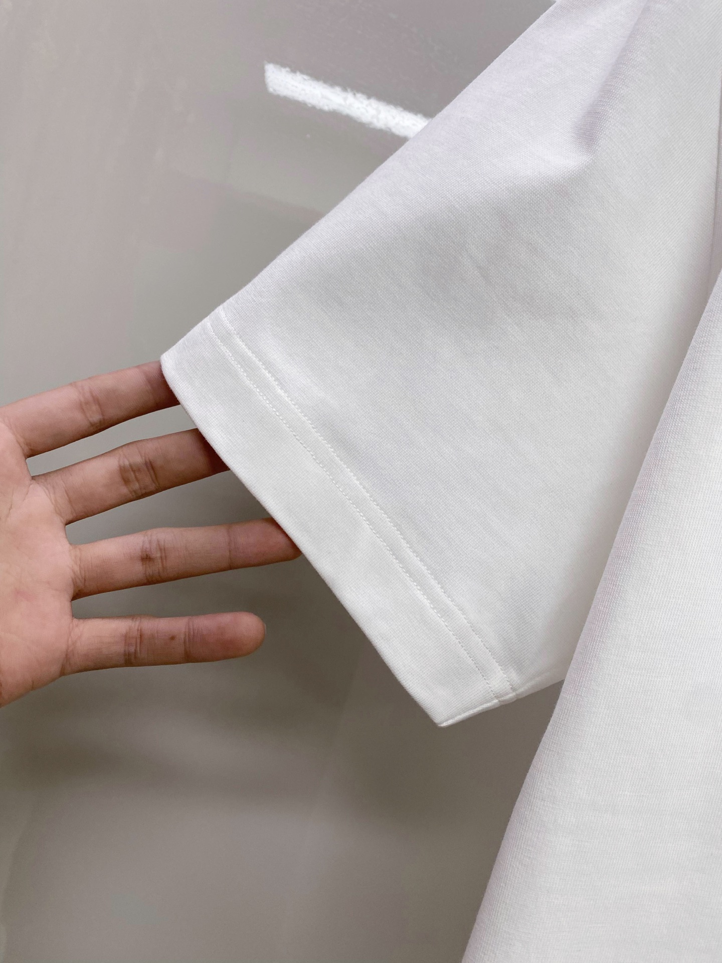 LV 2026ss 春夏新款首发专柜最新款短袖圆领T恤 高端订制 设计前卫时尚！品牌logo重工艺设计 