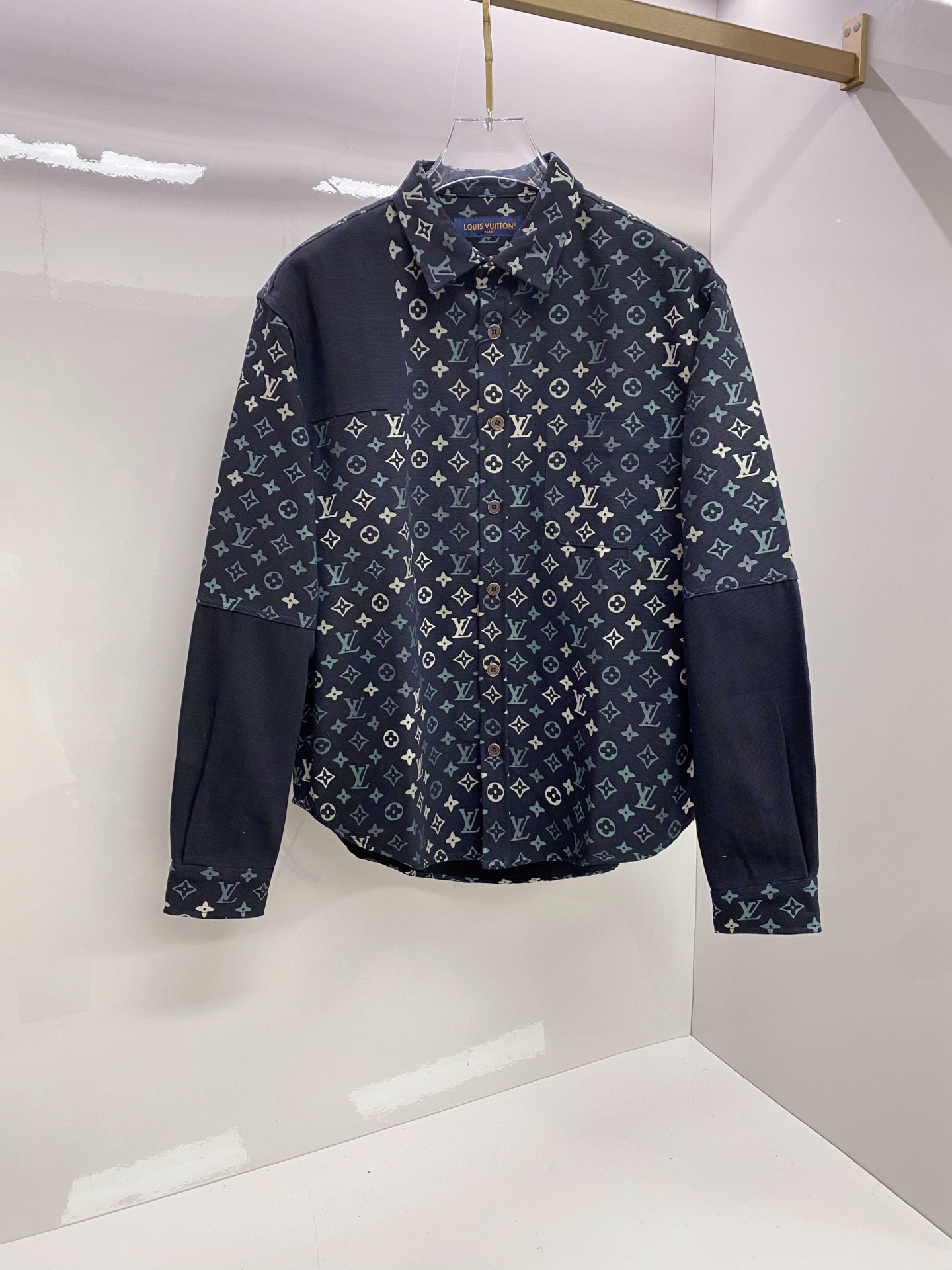 LV 2026ss春季新款夹克外套全高端版本！高定专柜面料辅料，透气舒适度高，细节无可挑剔，做工考究工艺