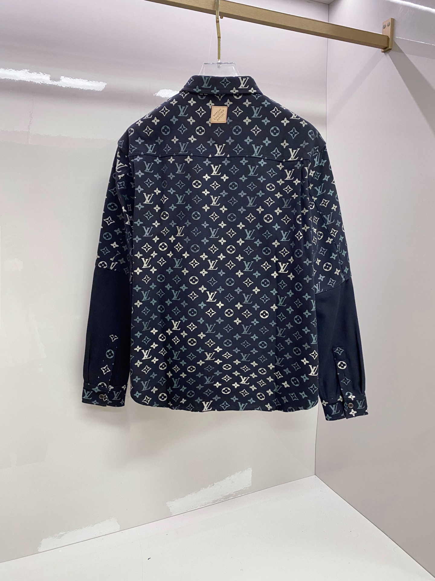 LV 2026ss春季新款夹克外套全高端版本！高定专柜面料辅料，透气舒适度高，细节无可挑剔，做工考究工艺