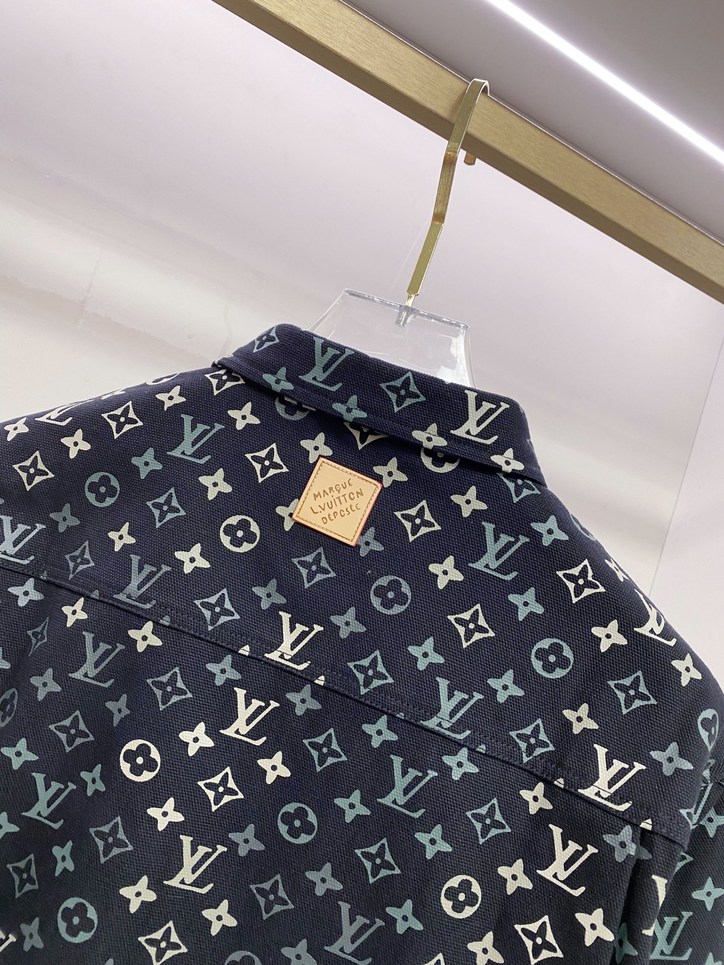 LV 2026ss春季新款夹克外套全高端版本！高定专柜面料辅料，透气舒适度高，细节无可挑剔，做工考究工艺