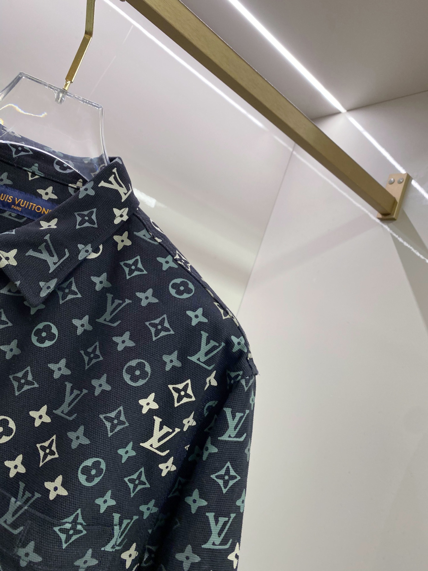 LV 2026ss春季新款夹克外套全高端版本！高定专柜面料辅料，透气舒适度高，细节无可挑剔，做工考究工艺