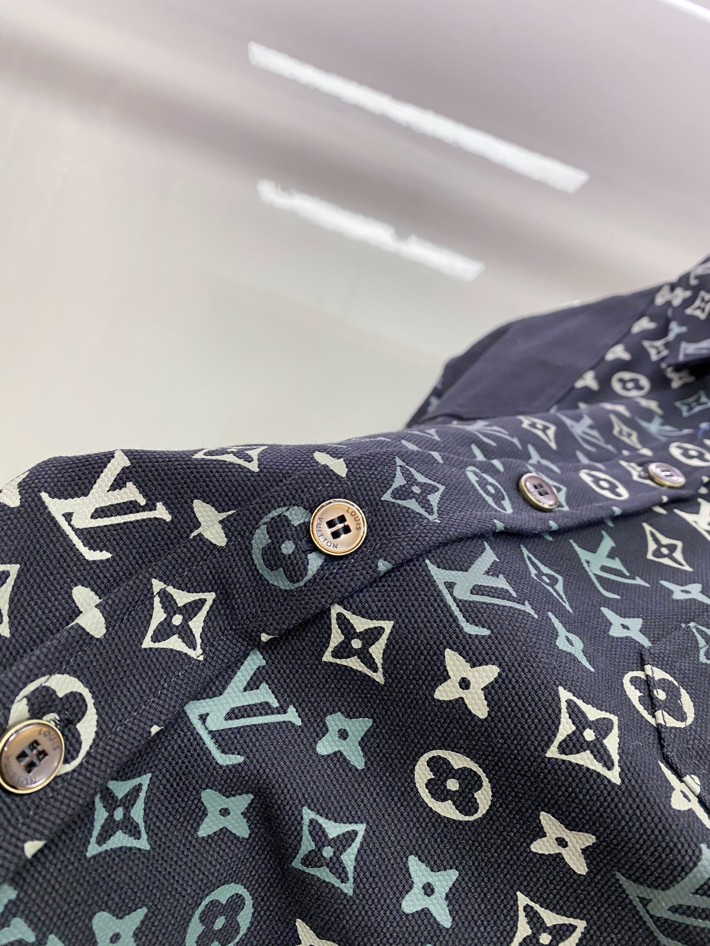 LV 2026ss春季新款夹克外套全高端版本！高定专柜面料辅料，透气舒适度高，细节无可挑剔，做工考究工艺