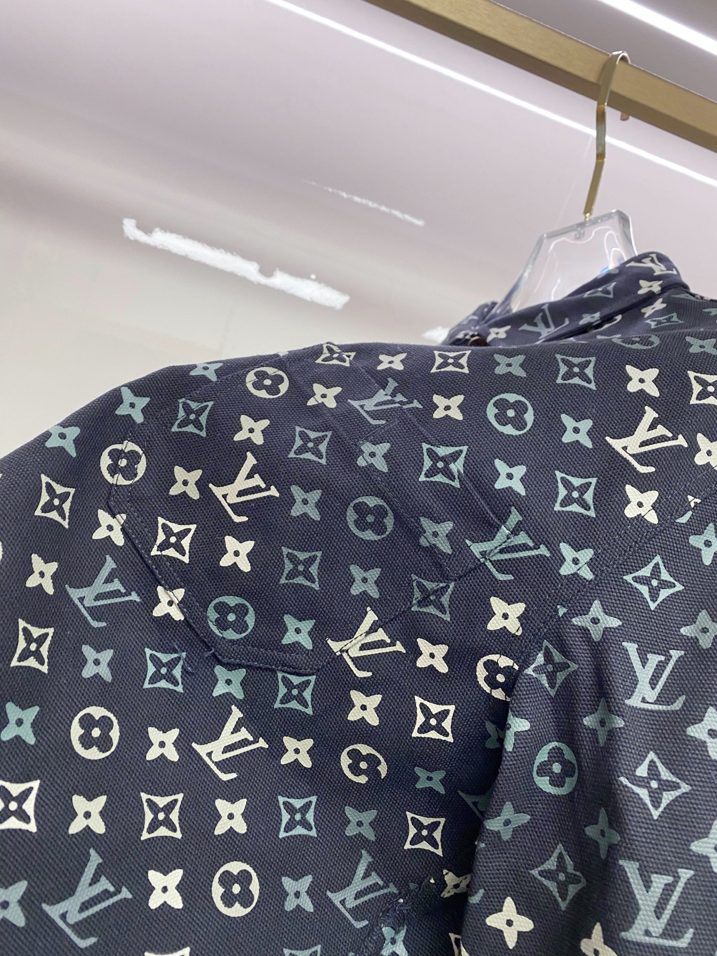 LV 2026ss春季新款夹克外套全高端版本！高定专柜面料辅料，透气舒适度高，细节无可挑剔，做工考究工艺