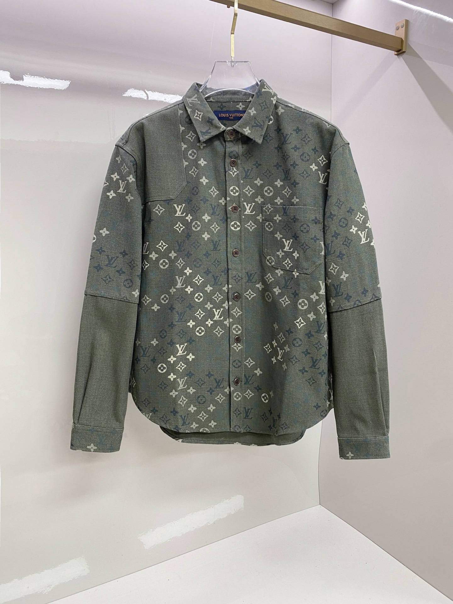 LV 2026ss春季新款夹克外套全高端版本！高定专柜面料辅料，透气舒适度高，细节无可挑剔，做工考究工艺