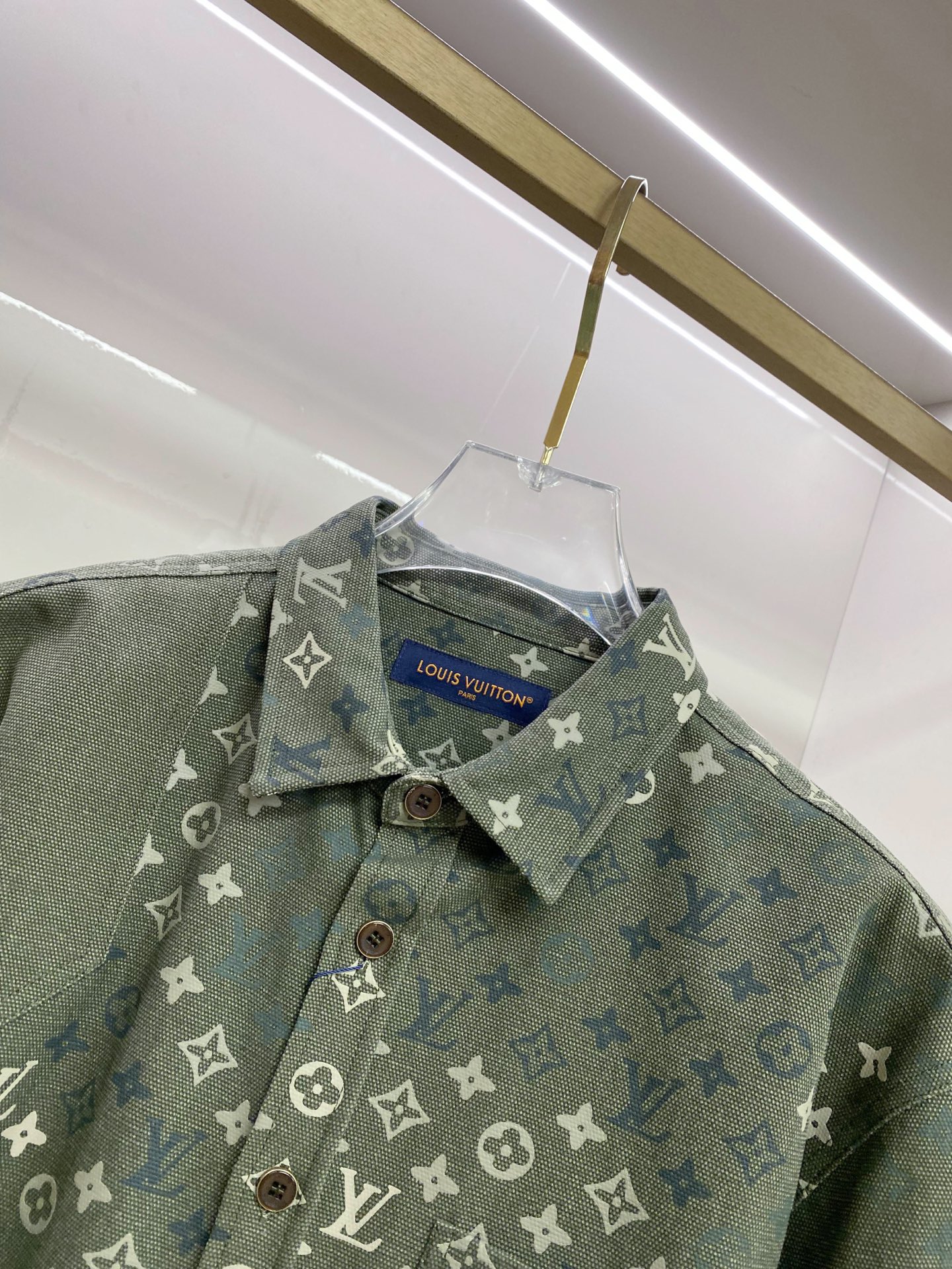 LV 2026ss春季新款夹克外套全高端版本！高定专柜面料辅料，透气舒适度高，细节无可挑剔，做工考究工艺