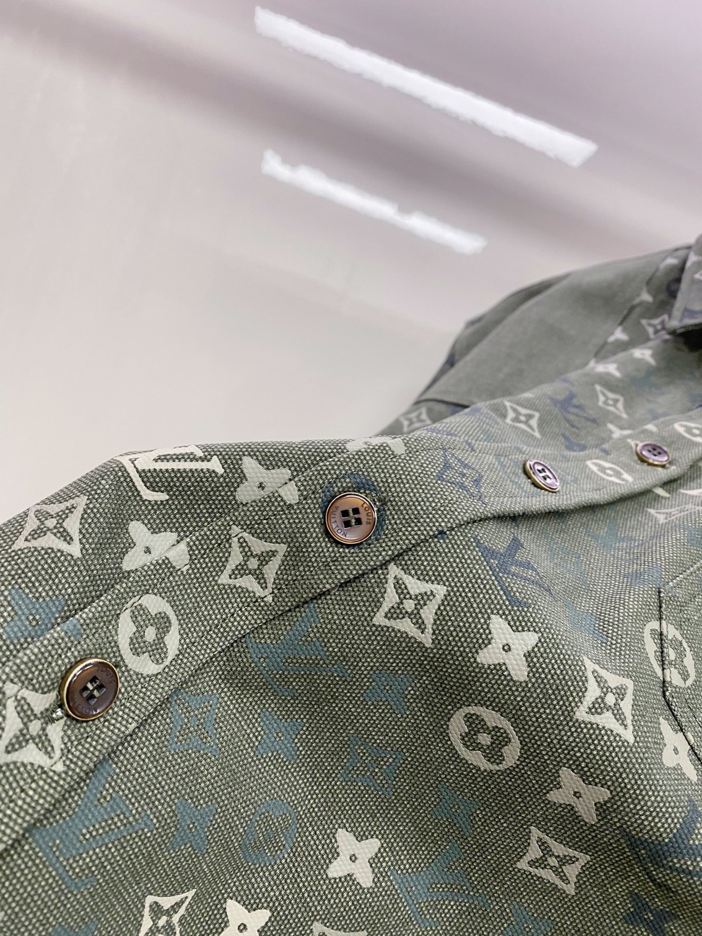 LV 2026ss春季新款夹克外套全高端版本！高定专柜面料辅料，透气舒适度高，细节无可挑剔，做工考究工艺