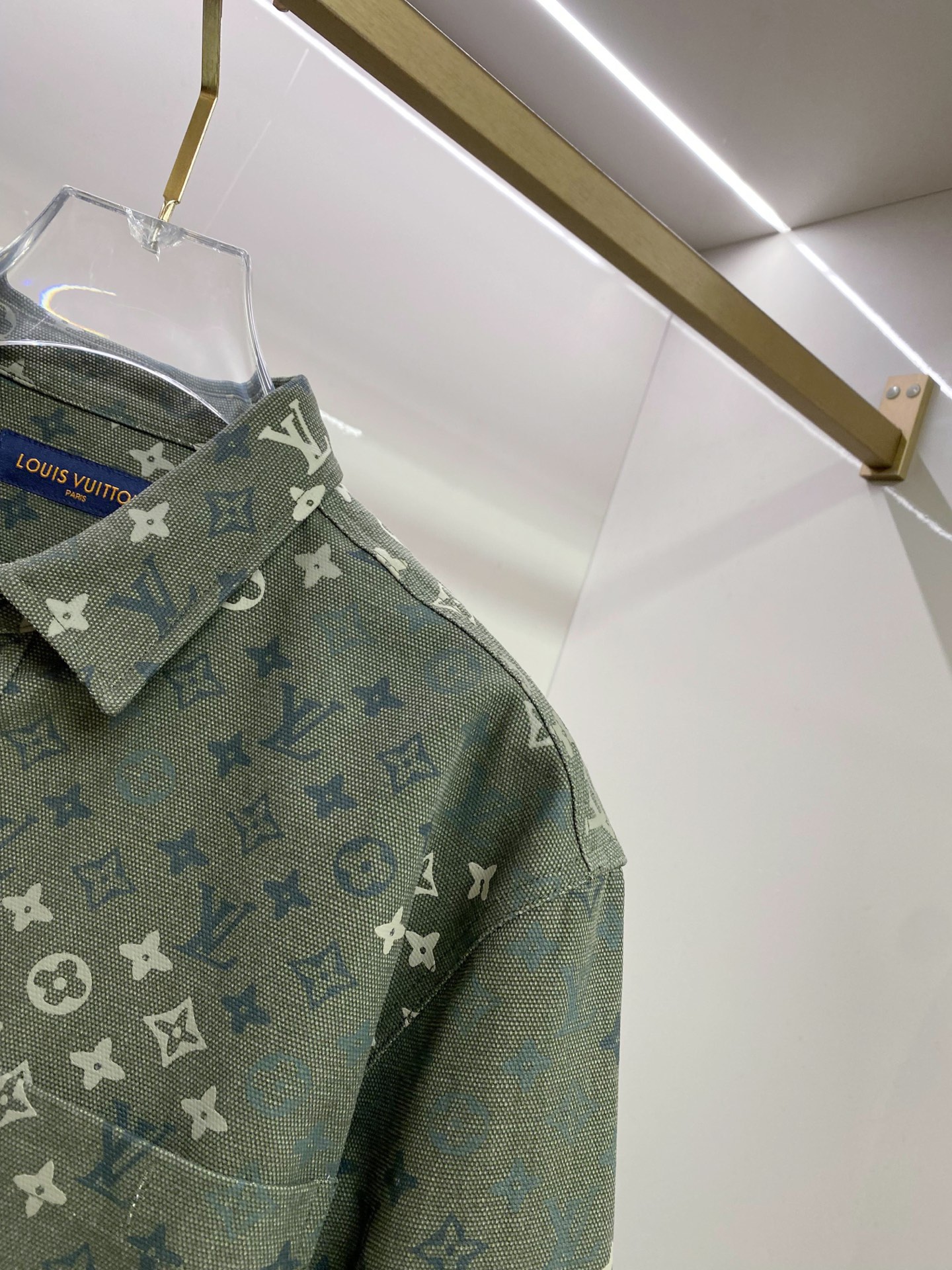 LV 2026ss春季新款夹克外套全高端版本！高定专柜面料辅料，透气舒适度高，细节无可挑剔，做工考究工艺