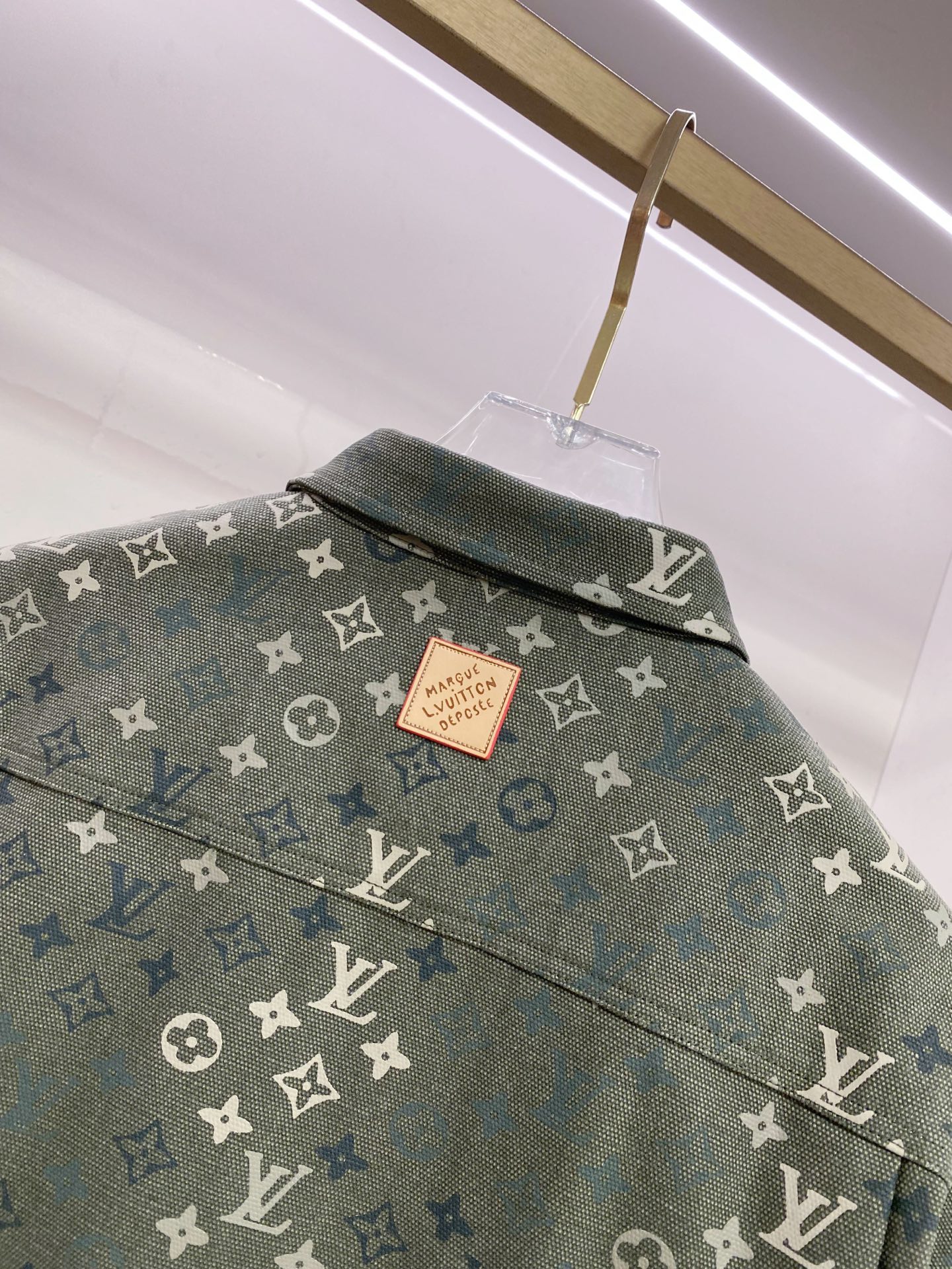 LV 2026ss春季新款夹克外套全高端版本！高定专柜面料辅料，透气舒适度高，细节无可挑剔，做工考究工艺