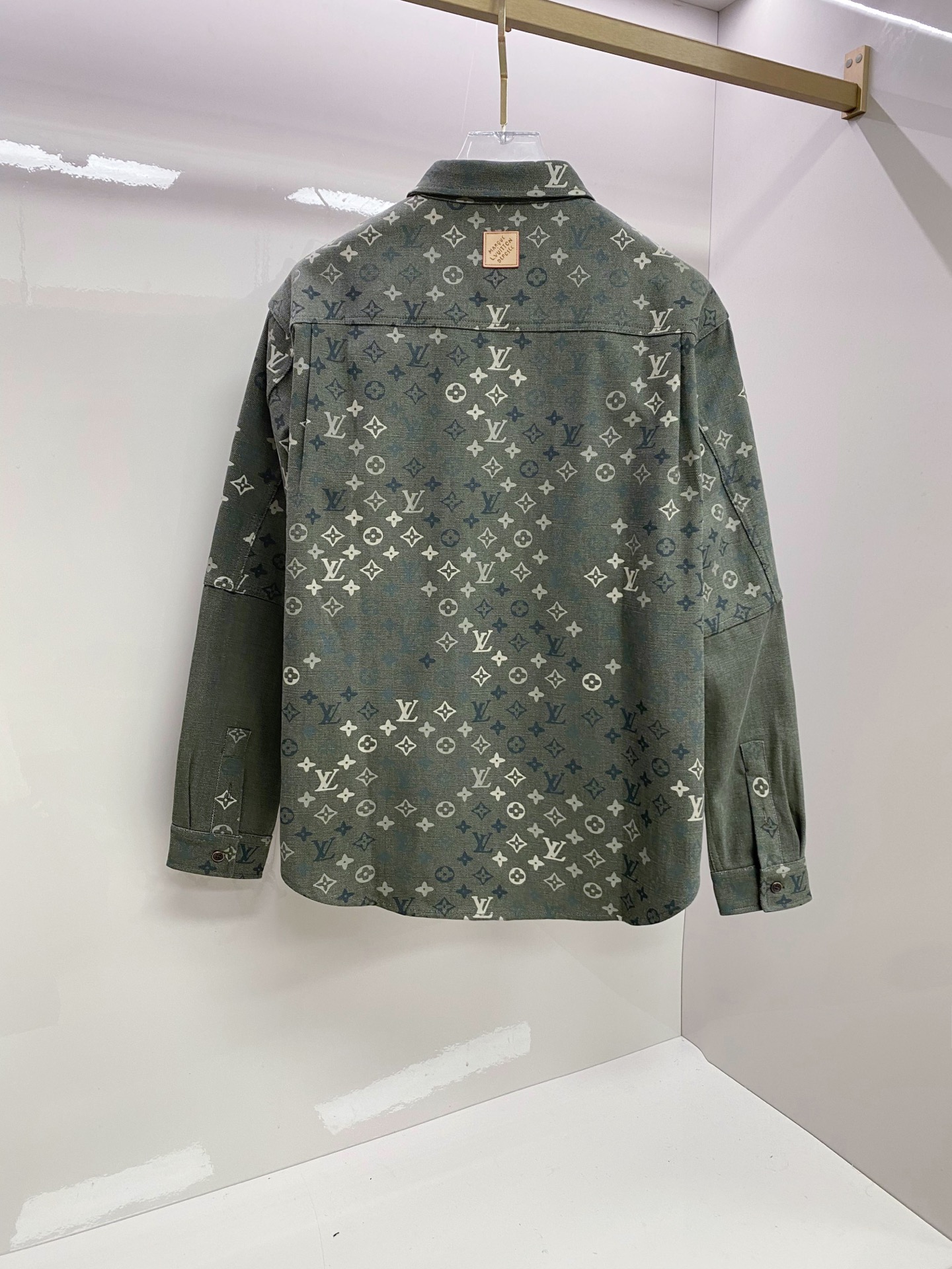 LV 2026ss春季新款夹克外套全高端版本！高定专柜面料辅料，透气舒适度高，细节无可挑剔，做工考究工艺