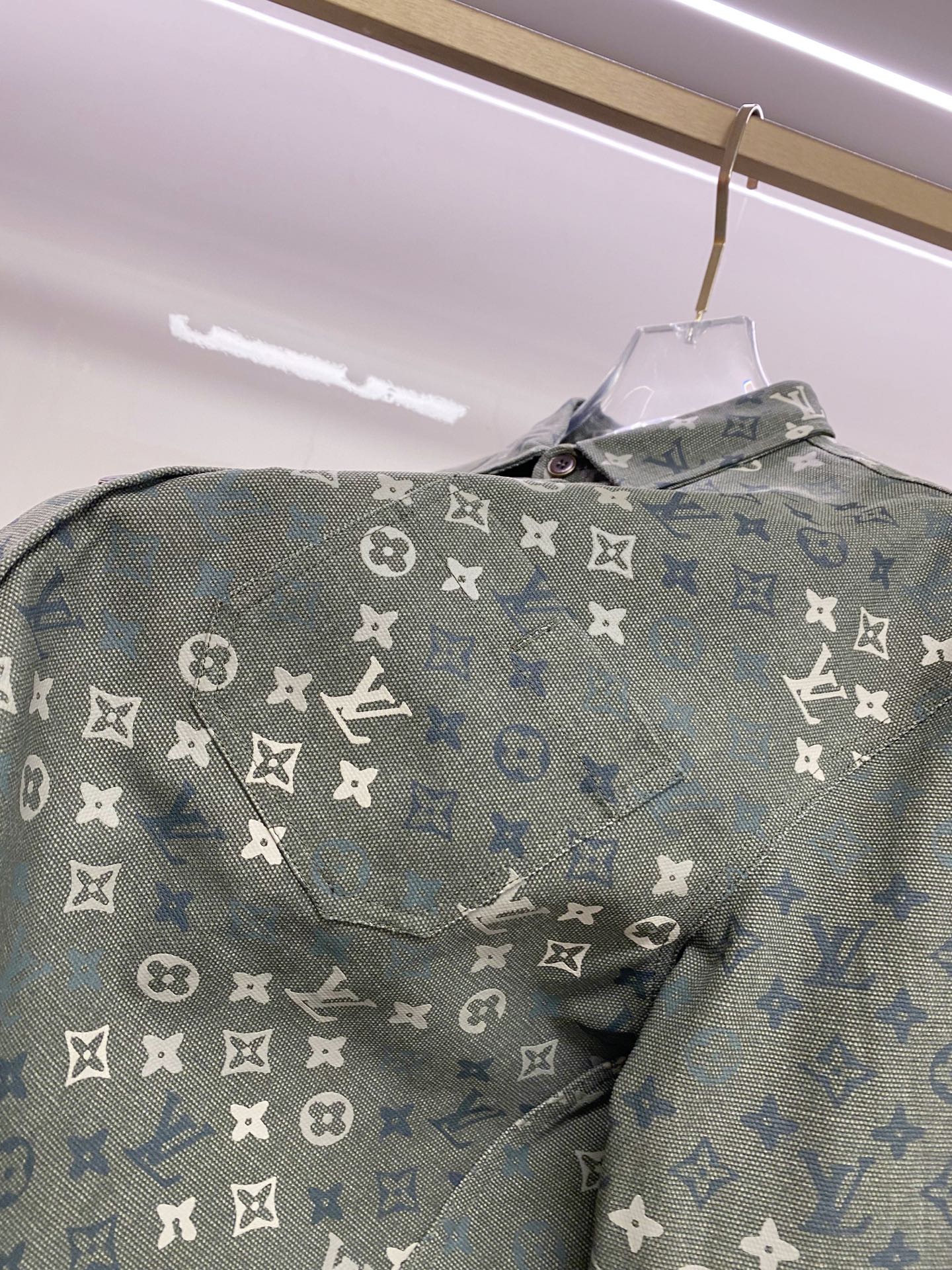 LV 2026ss春季新款夹克外套全高端版本！高定专柜面料辅料，透气舒适度高，细节无可挑剔，做工考究工艺