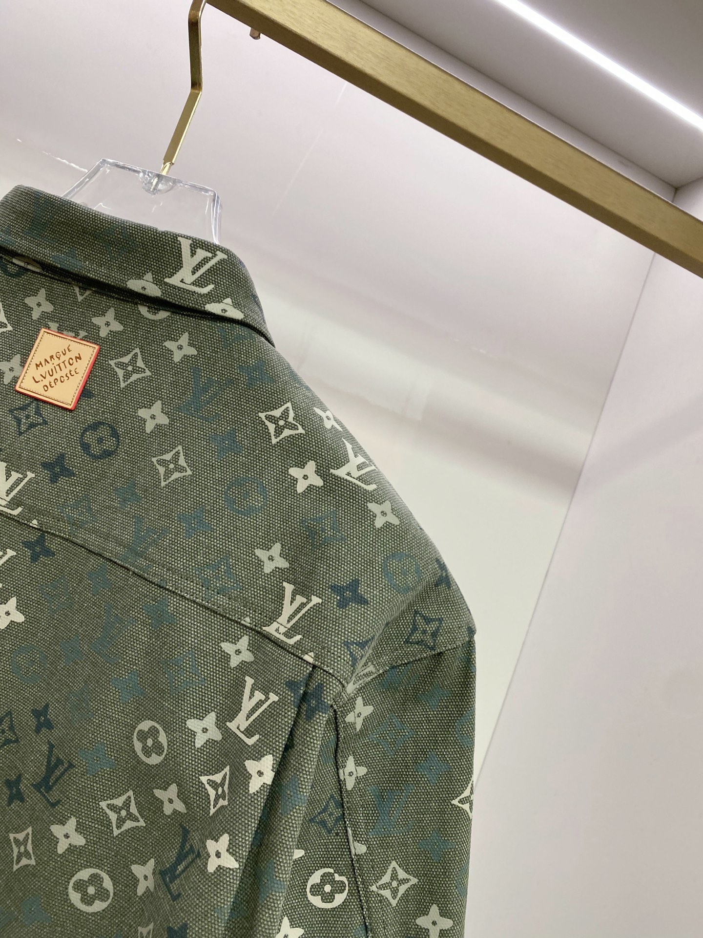 LV 2026ss春季新款夹克外套全高端版本！高定专柜面料辅料，透气舒适度高，细节无可挑剔，做工考究工艺