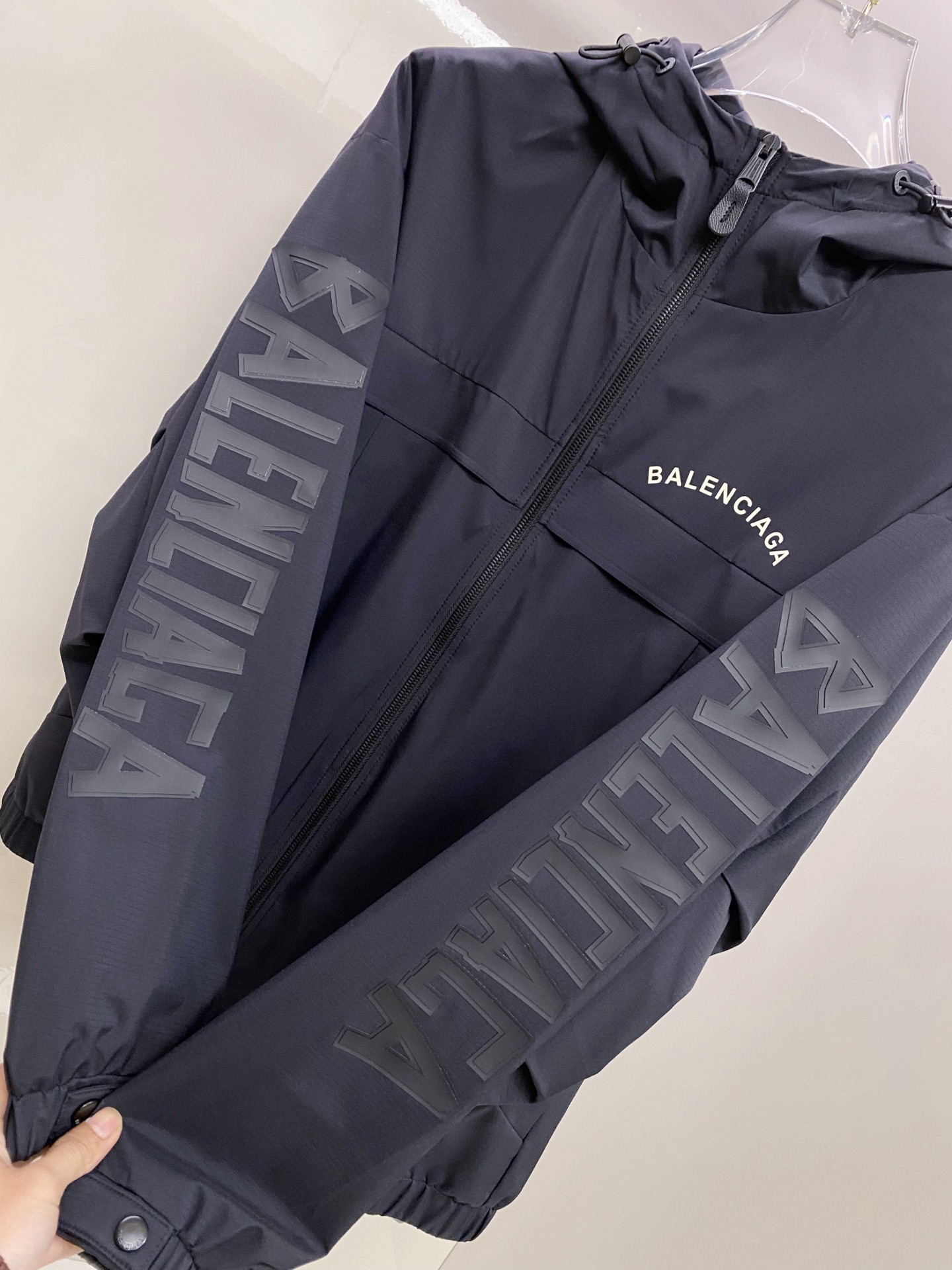 Balenciaga 巴黎世家 2026ss春季新款连帽夹克外套全高端版本！高定专柜面料辅料，透气舒适度