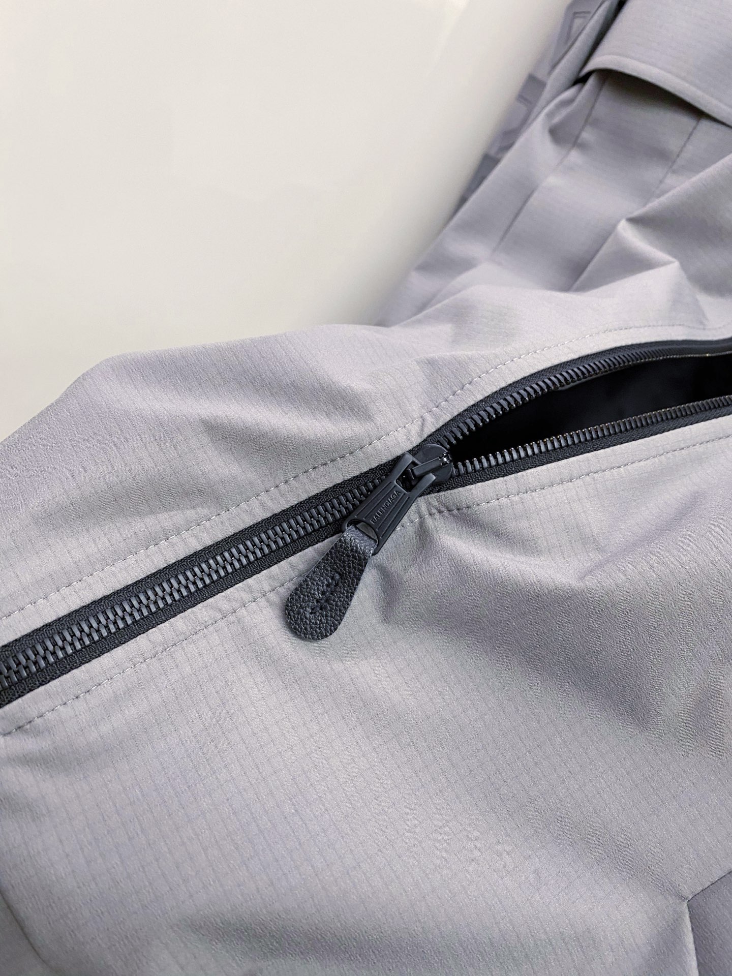 Balenciaga 巴黎世家 2026ss春季新款连帽夹克外套全高端版本！高定专柜面料辅料，透气舒适度