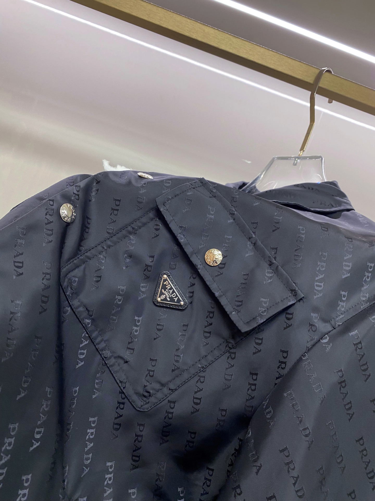 Prada 普拉达 2026ss春季新款夹克外套全高端版本！高定专柜面料辅料，透气舒适度高，细节无可挑剔