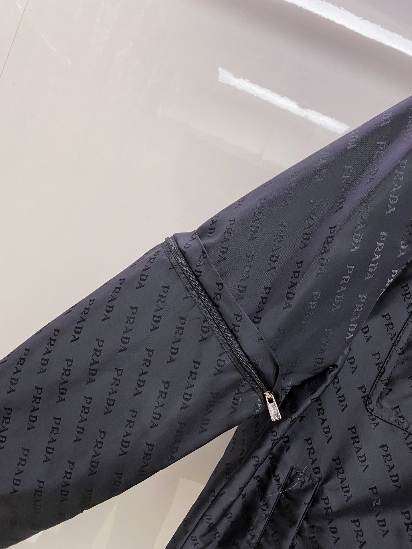 Prada 普拉达 2026ss春季新款夹克外套全高端版本！高定专柜面料辅料，透气舒适度高，细节无可挑剔