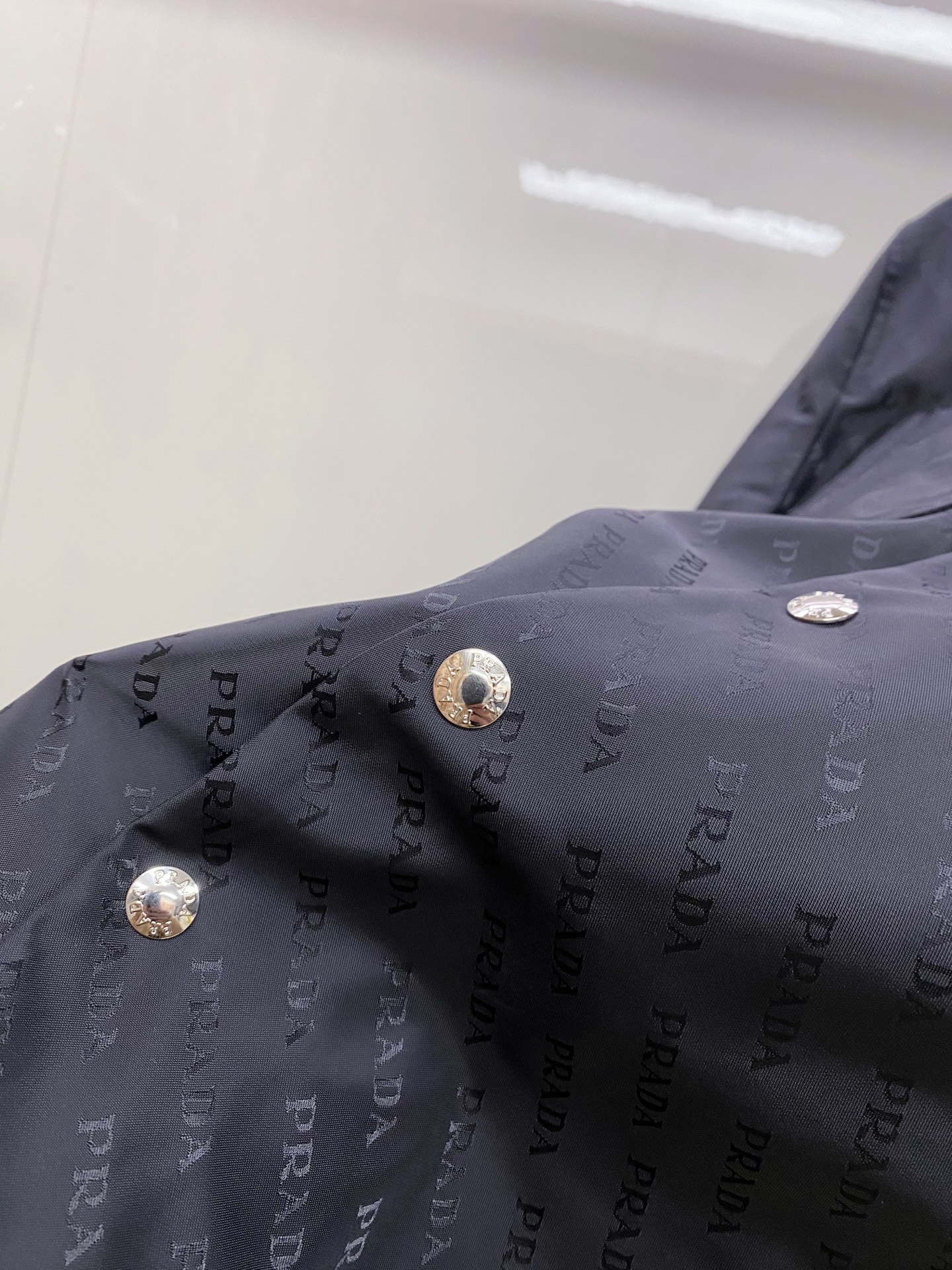 Prada 普拉达 2026ss春季新款夹克外套全高端版本！高定专柜面料辅料，透气舒适度高，细节无可挑剔