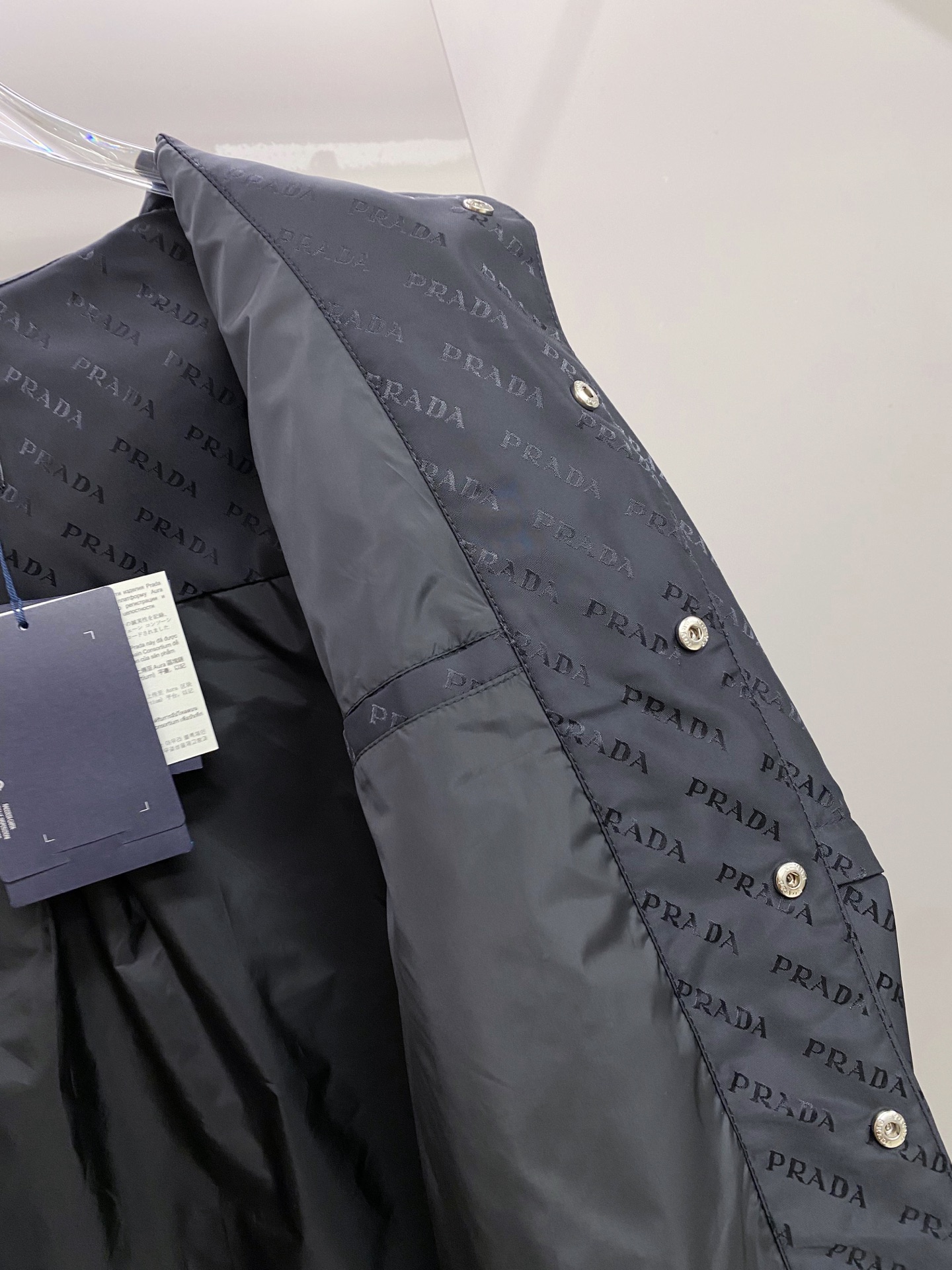 Prada 普拉达 2026ss春季新款夹克外套全高端版本！高定专柜面料辅料，透气舒适度高，细节无可挑剔