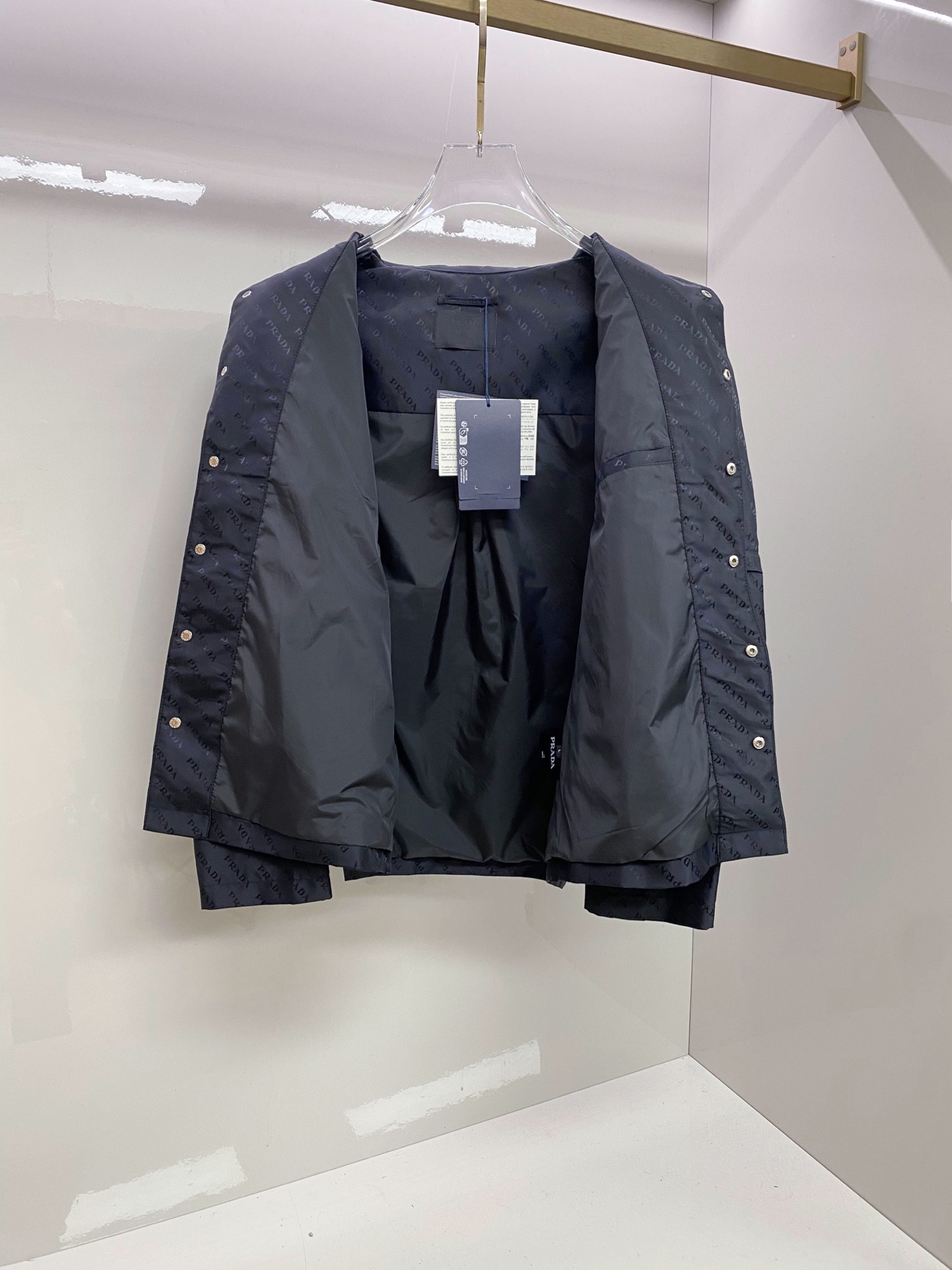 Prada 普拉达 2026ss春季新款夹克外套全高端版本！高定专柜面料辅料，透气舒适度高，细节无可挑剔