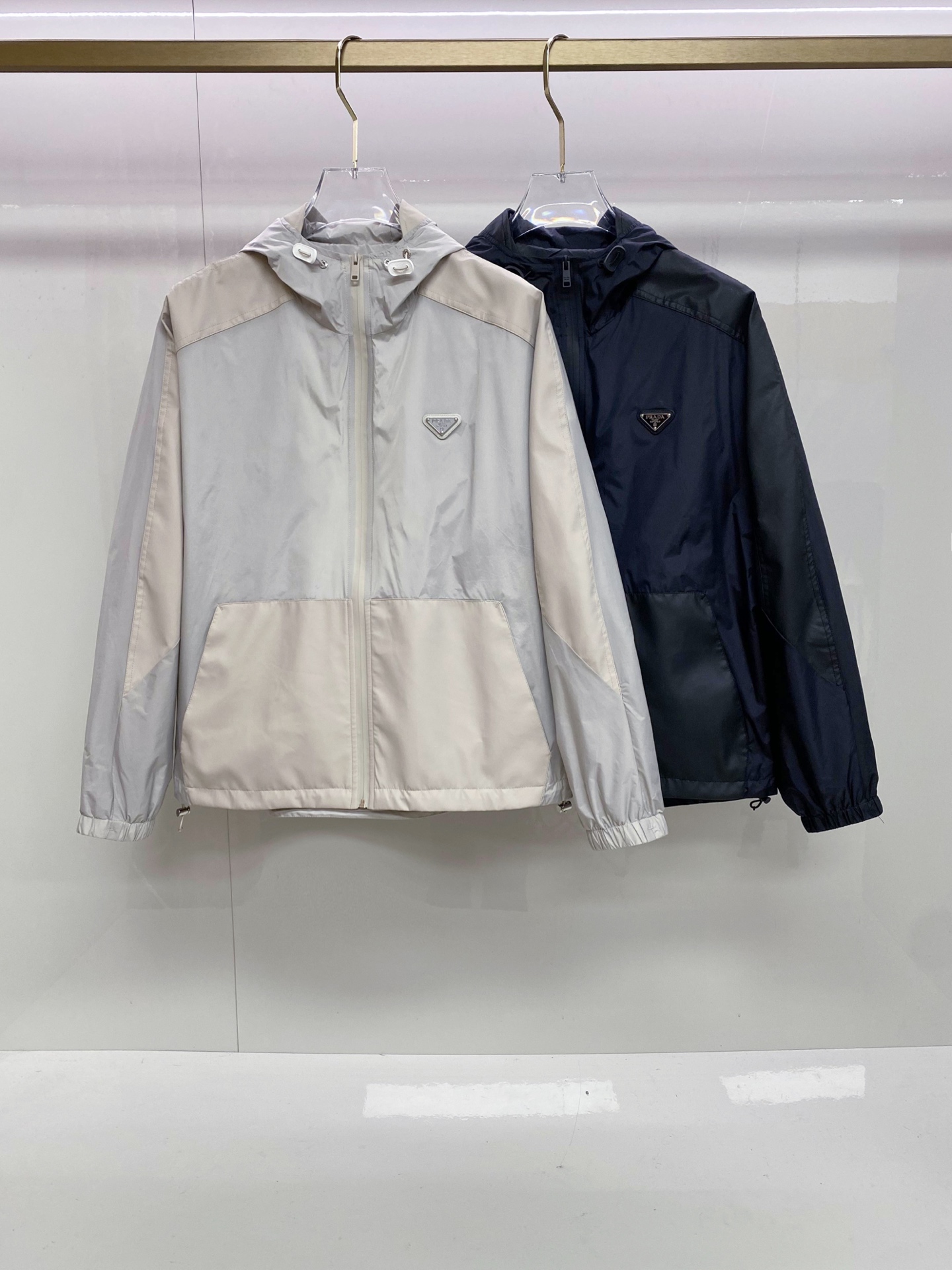 Prada 普拉达 2026ss春季新款连帽夹克外套全高端版本！高定专柜面料辅料，透气舒适度高，细节无可