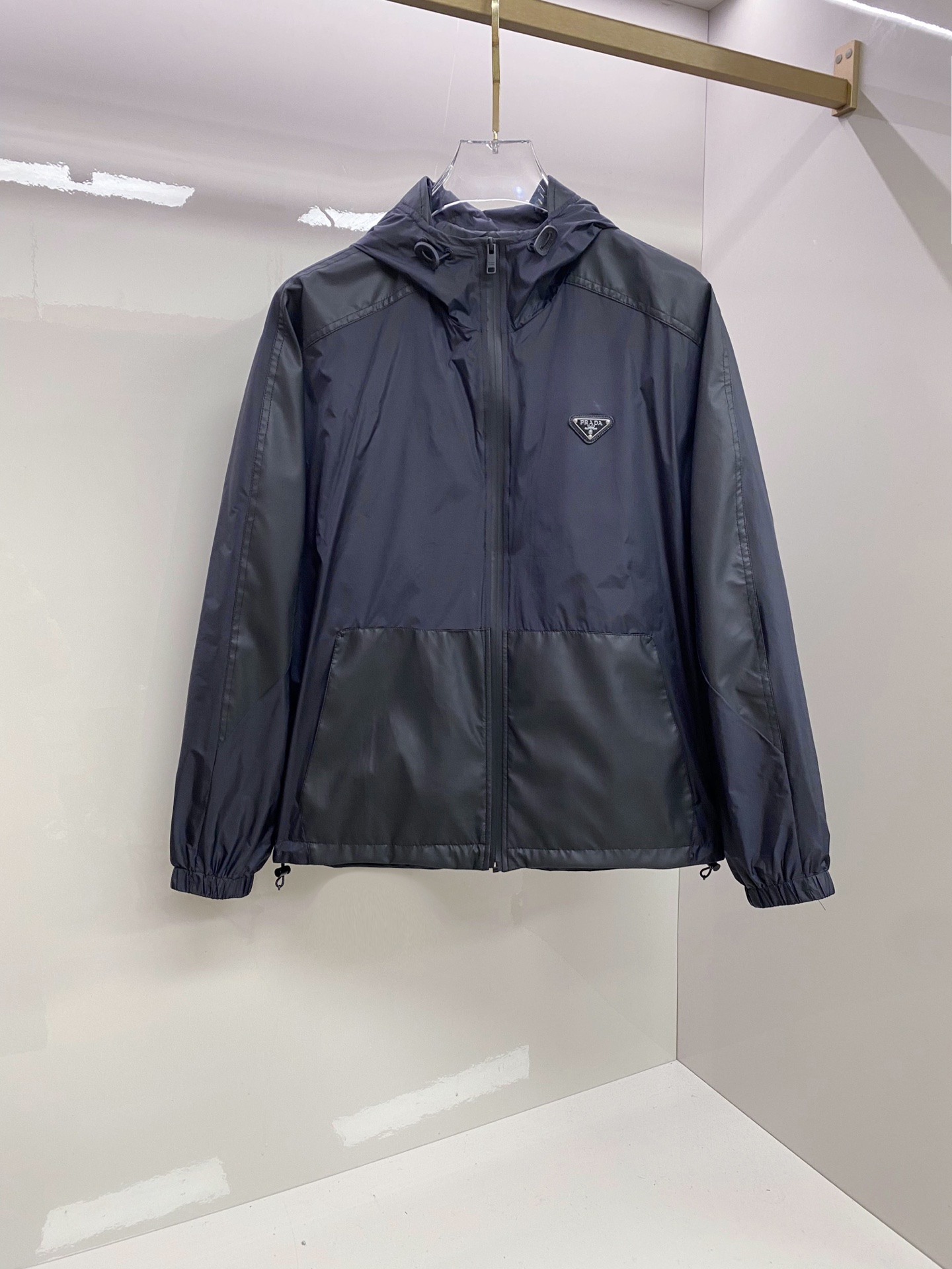 Prada 普拉达 2026ss春季新款连帽夹克外套全高端版本！高定专柜面料辅料，透气舒适度高，细节无可