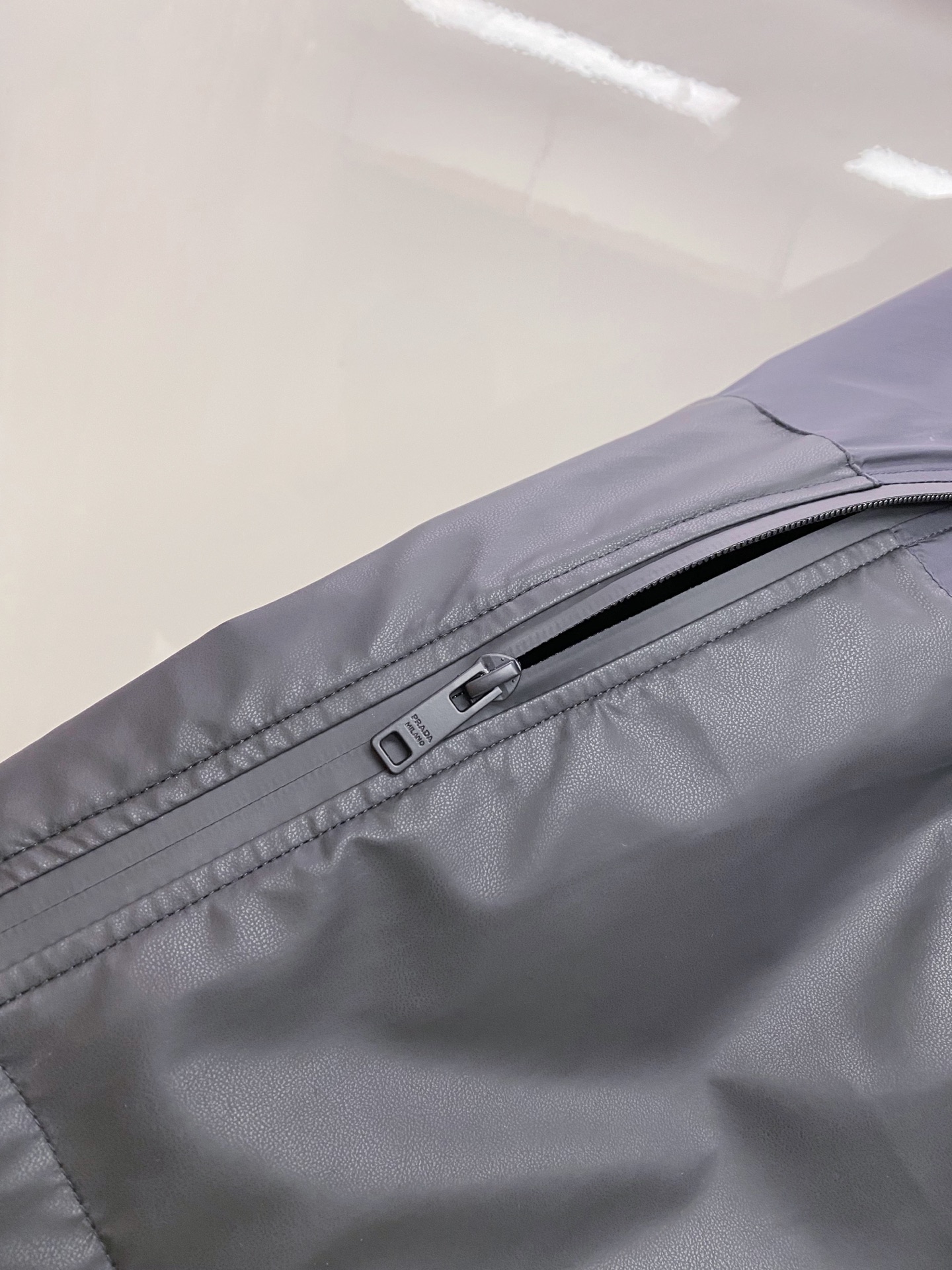 Prada 普拉达 2026ss春季新款连帽夹克外套全高端版本！高定专柜面料辅料，透气舒适度高，细节无可