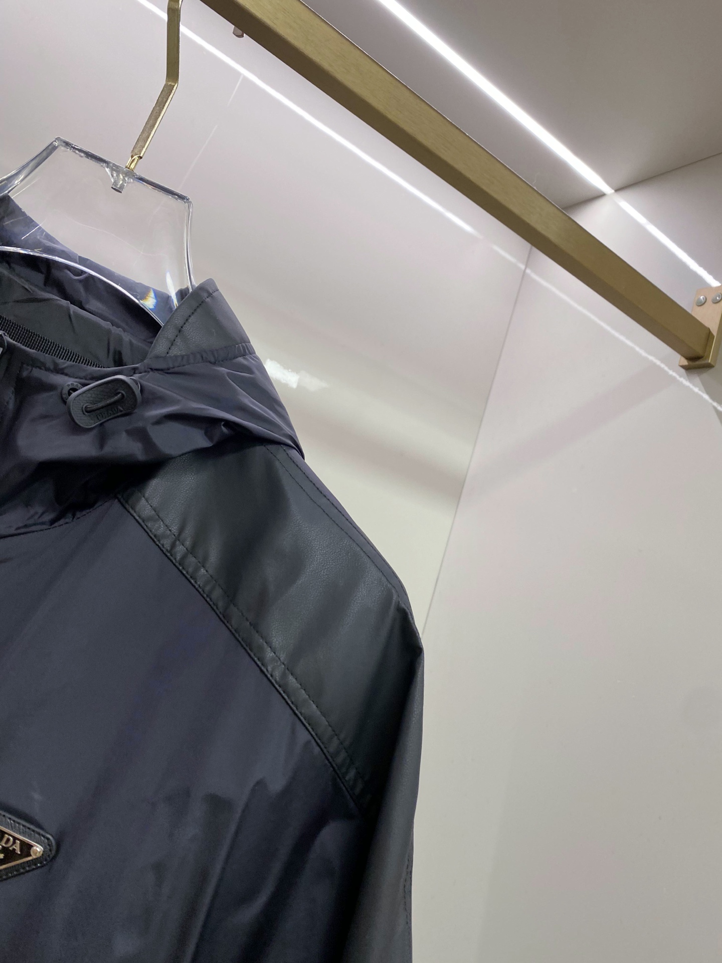 Prada 普拉达 2026ss春季新款连帽夹克外套全高端版本！高定专柜面料辅料，透气舒适度高，细节无可