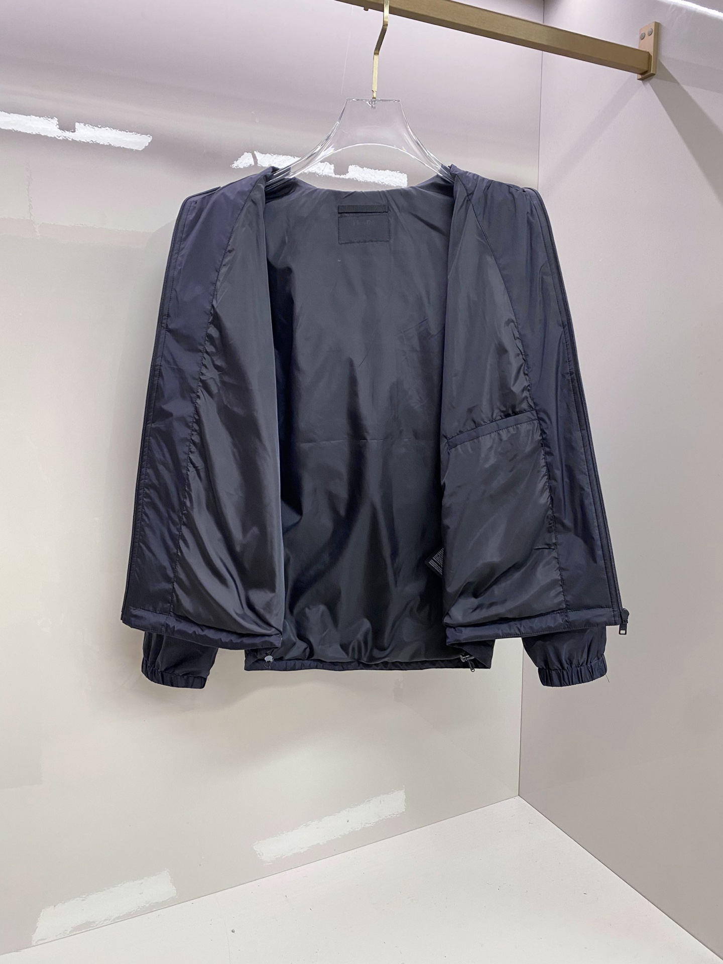 Prada 普拉达 2026ss春季新款连帽夹克外套全高端版本！高定专柜面料辅料，透气舒适度高，细节无可