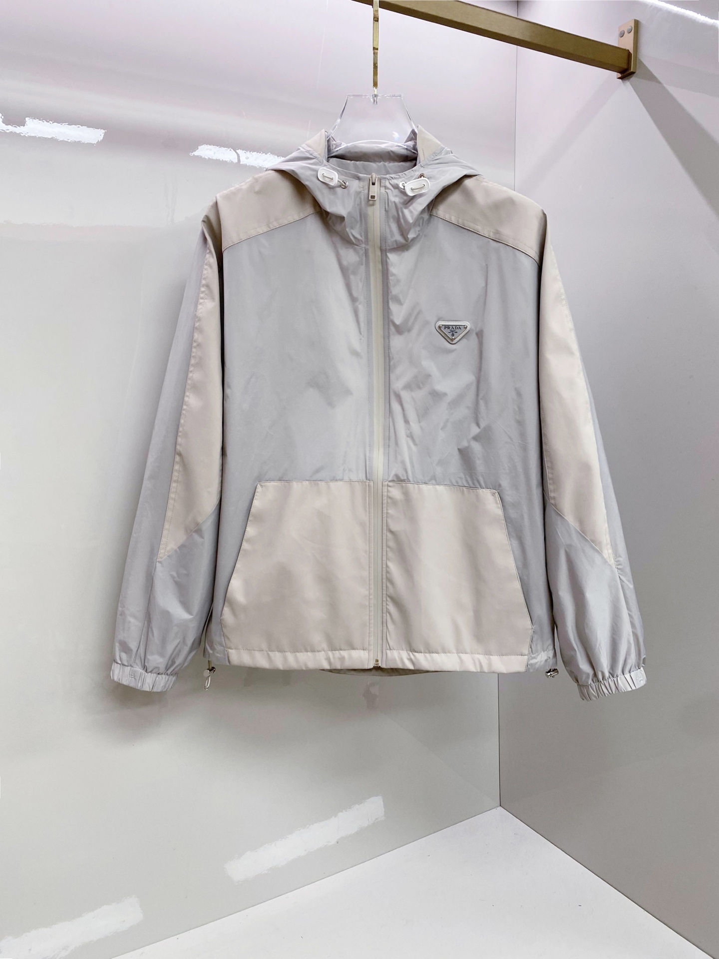 Prada 普拉达 2026ss春季新款连帽夹克外套全高端版本！高定专柜面料辅料，透气舒适度高，细节无可