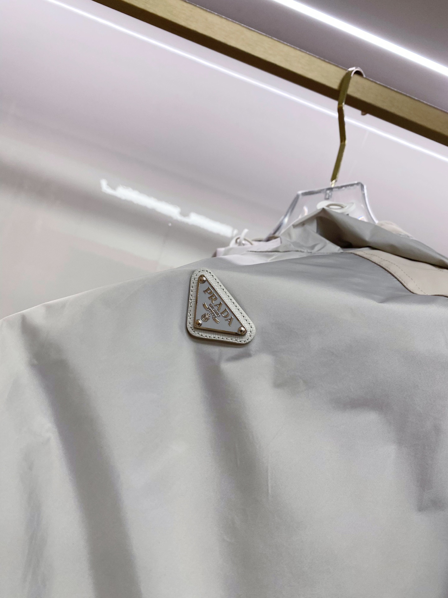 Prada 普拉达 2026ss春季新款连帽夹克外套全高端版本！高定专柜面料辅料，透气舒适度高，细节无可