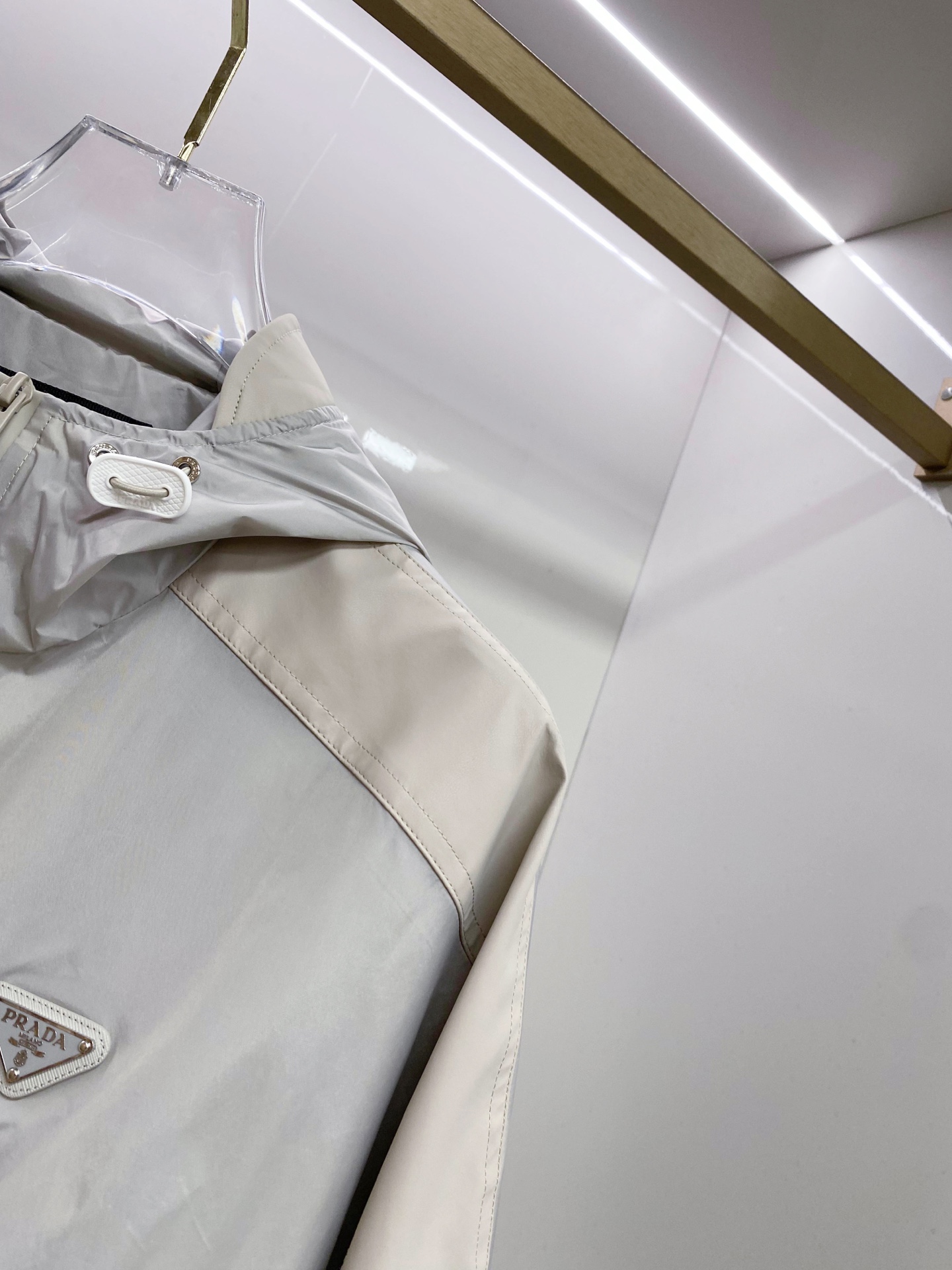 Prada 普拉达 2026ss春季新款连帽夹克外套全高端版本！高定专柜面料辅料，透气舒适度高，细节无可