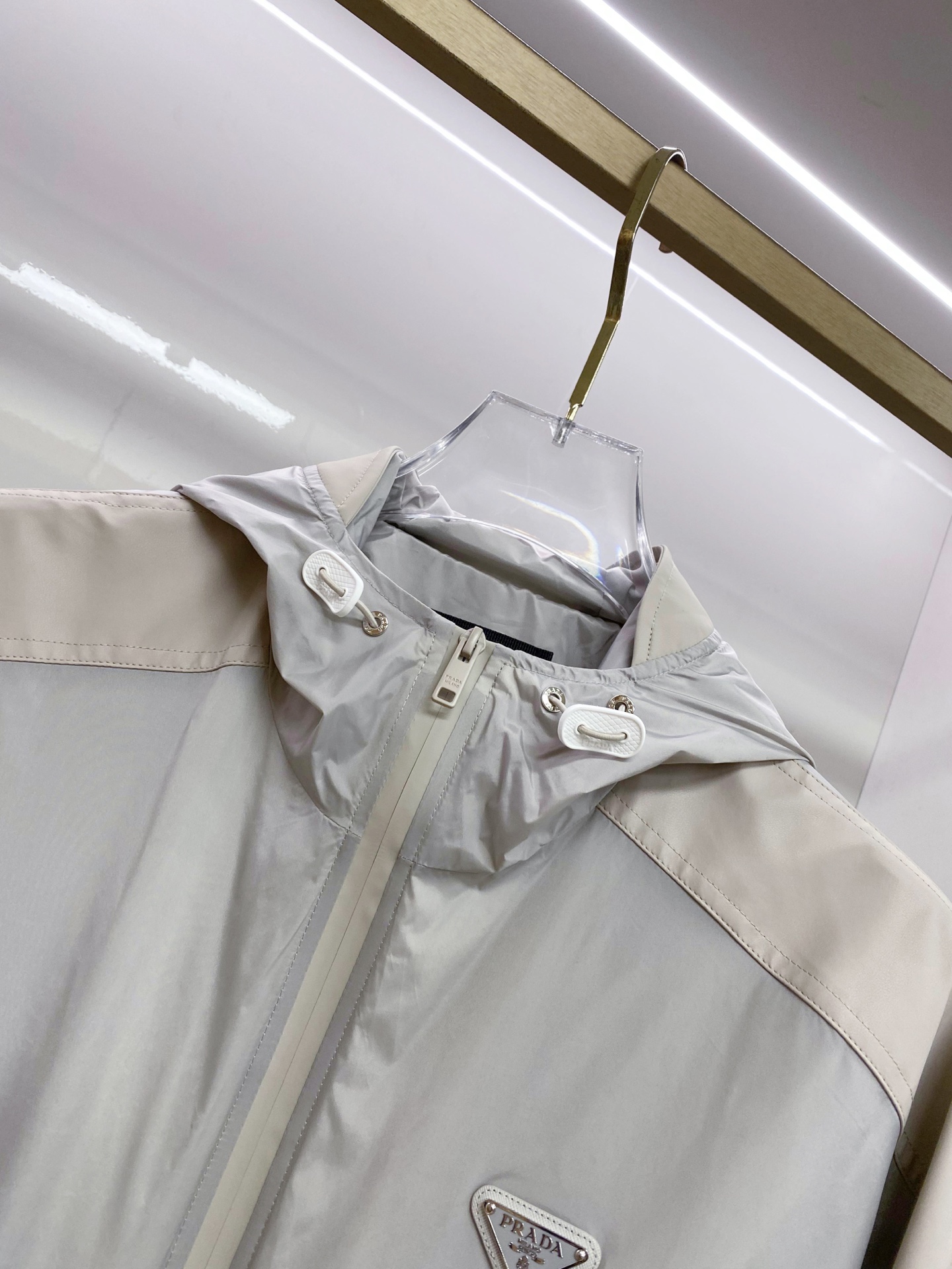 Prada 普拉达 2026ss春季新款连帽夹克外套全高端版本！高定专柜面料辅料，透气舒适度高，细节无可